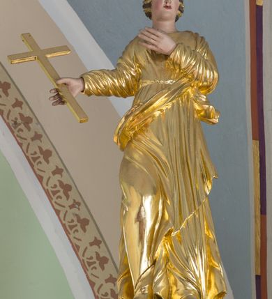 Zdjęcie nr 27: Ołtarz drewniany, prostopadłościenny, mensa drewniana z kamiennym portatylem. Antependium drewniane, na profilowanym cokole, ujęte parą lizen z  płycinami w kształcie stojących prostokątów, zamkniętych półkoliście podtrzymujących gzyms; w polu obraz w formie leżącego prostokąta z obrazem Ostatnia Wieczerza malowanym olejno na desce. Tabernakulum w formie drewnianej skrzynki; na ścianie frontowej arkada, której łuk opiera się na parze pilastrów z płycinami na trzonach, flankujących drzwiczki; całość zamknięta profilowanym gzymsem. Fakturowane drzwiczki w formie stojącego prostokąta zamkniętego łukiem półkolistym z aplikowanymi kielichem z Hostią w glorii, ujętym kłosami zbóż i kiściami winogron. Na tabernakulum dwie klęczące figurki modlących się aniołów i krucyfiks. 

Nastawa ołtarzowa architektoniczna, jednoosiowa, jednokondygnacyjna ze zwieńczeniem i bramkami. Na dwustrefowym cokole o zryzalitowanych brzegach ustawiona jest nastawa. Kondygnacja ujęta parą kolumn o kapitelach kompozytowych i skręconych trzonach, stojących na ukośnie ustawionych cokołach. Podpory dźwigają pełne belkowanie, przerwane nad polem środkowym. W polu podwójna nisza, każda ujęta ramą w formie stojącego prostokąta zamkniętego łukiem nadwieszonym. Wewnątrz rzeźba św. Elżbiety Węgierskiej. Po bokach nastawy ustawione dwie figury świętych królewiczów węgierskich. Kondygnacja ujęta uszami utworzonymi z liści akantu i karbowanej wstęgi.

Zwieńczenie w formie zbliżonej do trójkąta, ujęte spływami wolutowymi, zamknięte falowanym gzymsem przyjmującym trójkątny kształt, zakończone glorią promienistą z rzeźbą Boga Ojca. W polu zwieńczenia wspornik ze stojącą figurką Matki Boskiej na tle glorii i obłoków, pośród rzeźbionych uskrzydlonych główek anielskich i pary aniołków. Po bokach zwieńczenia ustawione dwie figury świętych niewiast.

Bramki w formie podwieszonych łuków nadwieszonych. Przejście zamknięte łukiem wklęsło-wypukłym z uskokami. Na bramkach ustawione są figury: po lewej stronie św. Piotra, a po prawej św. Pawła.

Cokoły, bramki, pole środkowe i fryz dekorowane akantem. Skręcone trzony kolumn dekorowane wicią roślinną. Struktura polichromowana w kolorze beżowym z czerwonymi profilami; ornamentyka i profile złocone; detale i trzony kolumn srebrzone. 

Na boku ołtarza tabliczka: „FUNDACJA / ZŁOCENIA OŁTARZA GŁÓWNEGO /  KOŁO NR 1 / PRZY ZWIĄZKU SPISZA / CHICAGO / U. S. A. / 2003 R.”. 