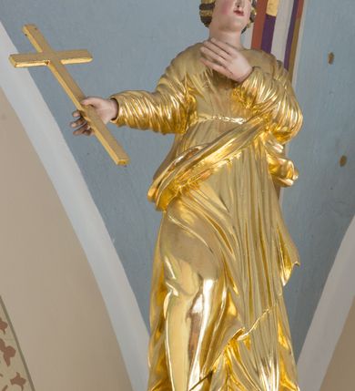 Zdjęcie nr 28: Ołtarz drewniany, prostopadłościenny, mensa drewniana z kamiennym portatylem. Antependium drewniane, na profilowanym cokole, ujęte parą lizen z  płycinami w kształcie stojących prostokątów, zamkniętych półkoliście podtrzymujących gzyms; w polu obraz w formie leżącego prostokąta z obrazem Ostatnia Wieczerza malowanym olejno na desce. Tabernakulum w formie drewnianej skrzynki; na ścianie frontowej arkada, której łuk opiera się na parze pilastrów z płycinami na trzonach, flankujących drzwiczki; całość zamknięta profilowanym gzymsem. Fakturowane drzwiczki w formie stojącego prostokąta zamkniętego łukiem półkolistym z aplikowanymi kielichem z Hostią w glorii, ujętym kłosami zbóż i kiściami winogron. Na tabernakulum dwie klęczące figurki modlących się aniołów i krucyfiks. 

Nastawa ołtarzowa architektoniczna, jednoosiowa, jednokondygnacyjna ze zwieńczeniem i bramkami. Na dwustrefowym cokole o zryzalitowanych brzegach ustawiona jest nastawa. Kondygnacja ujęta parą kolumn o kapitelach kompozytowych i skręconych trzonach, stojących na ukośnie ustawionych cokołach. Podpory dźwigają pełne belkowanie, przerwane nad polem środkowym. W polu podwójna nisza, każda ujęta ramą w formie stojącego prostokąta zamkniętego łukiem nadwieszonym. Wewnątrz rzeźba św. Elżbiety Węgierskiej. Po bokach nastawy ustawione dwie figury świętych królewiczów węgierskich. Kondygnacja ujęta uszami utworzonymi z liści akantu i karbowanej wstęgi.

Zwieńczenie w formie zbliżonej do trójkąta, ujęte spływami wolutowymi, zamknięte falowanym gzymsem przyjmującym trójkątny kształt, zakończone glorią promienistą z rzeźbą Boga Ojca. W polu zwieńczenia wspornik ze stojącą figurką Matki Boskiej na tle glorii i obłoków, pośród rzeźbionych uskrzydlonych główek anielskich i pary aniołków. Po bokach zwieńczenia ustawione dwie figury świętych niewiast.

Bramki w formie podwieszonych łuków nadwieszonych. Przejście zamknięte łukiem wklęsło-wypukłym z uskokami. Na bramkach ustawione są figury: po lewej stronie św. Piotra, a po prawej św. Pawła.

Cokoły, bramki, pole środkowe i fryz dekorowane akantem. Skręcone trzony kolumn dekorowane wicią roślinną. Struktura polichromowana w kolorze beżowym z czerwonymi profilami; ornamentyka i profile złocone; detale i trzony kolumn srebrzone. 

Na boku ołtarza tabliczka: „FUNDACJA / ZŁOCENIA OŁTARZA GŁÓWNEGO /  KOŁO NR 1 / PRZY ZWIĄZKU SPISZA / CHICAGO / U. S. A. / 2003 R.”. 