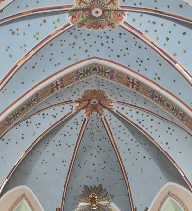 Zdjęcie nr 1: Ołtarz drewniany, prostopadłościenny, mensa drewniana z kamiennym portatylem. Antependium drewniane, na profilowanym cokole, ujęte parą lizen z  płycinami w kształcie stojących prostokątów, zamkniętych półkoliście podtrzymujących gzyms; w polu obraz w formie leżącego prostokąta z obrazem Ostatnia Wieczerza malowanym olejno na desce. Tabernakulum w formie drewnianej skrzynki; na ścianie frontowej arkada, której łuk opiera się na parze pilastrów z płycinami na trzonach, flankujących drzwiczki; całość zamknięta profilowanym gzymsem. Fakturowane drzwiczki w formie stojącego prostokąta zamkniętego łukiem półkolistym z aplikowanymi kielichem z Hostią w glorii, ujętym kłosami zbóż i kiściami winogron. Na tabernakulum dwie klęczące figurki modlących się aniołów i krucyfiks. 

Nastawa ołtarzowa architektoniczna, jednoosiowa, jednokondygnacyjna ze zwieńczeniem i bramkami. Na dwustrefowym cokole o zryzalitowanych brzegach ustawiona jest nastawa. Kondygnacja ujęta parą kolumn o kapitelach kompozytowych i skręconych trzonach, stojących na ukośnie ustawionych cokołach. Podpory dźwigają pełne belkowanie, przerwane nad polem środkowym. W polu podwójna nisza, każda ujęta ramą w formie stojącego prostokąta zamkniętego łukiem nadwieszonym. Wewnątrz rzeźba św. Elżbiety Węgierskiej. Po bokach nastawy ustawione dwie figury świętych królewiczów węgierskich. Kondygnacja ujęta uszami utworzonymi z liści akantu i karbowanej wstęgi.

Zwieńczenie w formie zbliżonej do trójkąta, ujęte spływami wolutowymi, zamknięte falowanym gzymsem przyjmującym trójkątny kształt, zakończone glorią promienistą z rzeźbą Boga Ojca. W polu zwieńczenia wspornik ze stojącą figurką Matki Boskiej na tle glorii i obłoków, pośród rzeźbionych uskrzydlonych główek anielskich i pary aniołków. Po bokach zwieńczenia ustawione dwie figury świętych niewiast.

Bramki w formie podwieszonych łuków nadwieszonych. Przejście zamknięte łukiem wklęsło-wypukłym z uskokami. Na bramkach ustawione są figury: po lewej stronie św. Piotra, a po prawej św. Pawła.

Cokoły, bramki, pole środkowe i fryz dekorowane akantem. Skręcone trzony kolumn dekorowane wicią roślinną. Struktura polichromowana w kolorze beżowym z czerwonymi profilami; ornamentyka i profile złocone; detale i trzony kolumn srebrzone. 

Na boku ołtarza tabliczka: „FUNDACJA / ZŁOCENIA OŁTARZA GŁÓWNEGO /  KOŁO NR 1 / PRZY ZWIĄZKU SPISZA / CHICAGO / U. S. A. / 2003 R.”. 