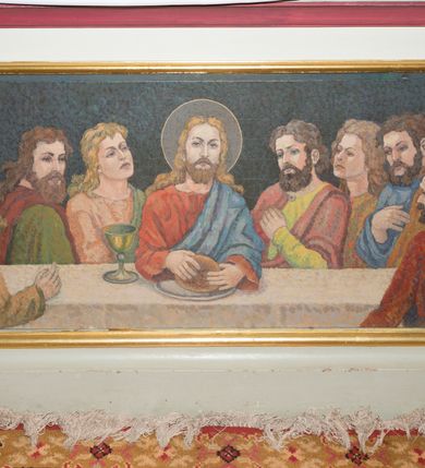 Zdjęcie nr 35: Ołtarz drewniany, prostopadłościenny, mensa drewniana z kamiennym portatylem. Antependium drewniane, na profilowanym cokole, ujęte parą lizen z  płycinami w kształcie stojących prostokątów, zamkniętych półkoliście podtrzymujących gzyms; w polu obraz w formie leżącego prostokąta z obrazem Ostatnia Wieczerza malowanym olejno na desce. Tabernakulum w formie drewnianej skrzynki; na ścianie frontowej arkada, której łuk opiera się na parze pilastrów z płycinami na trzonach, flankujących drzwiczki; całość zamknięta profilowanym gzymsem. Fakturowane drzwiczki w formie stojącego prostokąta zamkniętego łukiem półkolistym z aplikowanymi kielichem z Hostią w glorii, ujętym kłosami zbóż i kiściami winogron. Na tabernakulum dwie klęczące figurki modlących się aniołów i krucyfiks. 

Nastawa ołtarzowa architektoniczna, jednoosiowa, jednokondygnacyjna ze zwieńczeniem i bramkami. Na dwustrefowym cokole o zryzalitowanych brzegach ustawiona jest nastawa. Kondygnacja ujęta parą kolumn o kapitelach kompozytowych i skręconych trzonach, stojących na ukośnie ustawionych cokołach. Podpory dźwigają pełne belkowanie, przerwane nad polem środkowym. W polu podwójna nisza, każda ujęta ramą w formie stojącego prostokąta zamkniętego łukiem nadwieszonym. Wewnątrz rzeźba św. Elżbiety Węgierskiej. Po bokach nastawy ustawione dwie figury świętych królewiczów węgierskich. Kondygnacja ujęta uszami utworzonymi z liści akantu i karbowanej wstęgi.

Zwieńczenie w formie zbliżonej do trójkąta, ujęte spływami wolutowymi, zamknięte falowanym gzymsem przyjmującym trójkątny kształt, zakończone glorią promienistą z rzeźbą Boga Ojca. W polu zwieńczenia wspornik ze stojącą figurką Matki Boskiej na tle glorii i obłoków, pośród rzeźbionych uskrzydlonych główek anielskich i pary aniołków. Po bokach zwieńczenia ustawione dwie figury świętych niewiast.

Bramki w formie podwieszonych łuków nadwieszonych. Przejście zamknięte łukiem wklęsło-wypukłym z uskokami. Na bramkach ustawione są figury: po lewej stronie św. Piotra, a po prawej św. Pawła.

Cokoły, bramki, pole środkowe i fryz dekorowane akantem. Skręcone trzony kolumn dekorowane wicią roślinną. Struktura polichromowana w kolorze beżowym z czerwonymi profilami; ornamentyka i profile złocone; detale i trzony kolumn srebrzone. 

Na boku ołtarza tabliczka: „FUNDACJA / ZŁOCENIA OŁTARZA GŁÓWNEGO /  KOŁO NR 1 / PRZY ZWIĄZKU SPISZA / CHICAGO / U. S. A. / 2003 R.”. 