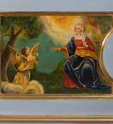 Zdjęcie nr 13: Ołtarz architektoniczny, dwukondygnacyjny, jednoosiowy ze zwieńczeniem. Ołtarz prostopadłościenny z drewnianą mensą i kamiennym portatylem. Antependium ozdobione trzema płycinami z czego środkowa w kształcie czwórliścia przenikającego się z kwadratem; dwie boczne, ustawione antytetycznie, w kształcie leżącego prostokąta z parą boków wewnętrznych w kształcie łuku nadwieszonego wklęsłego. W płycinie środkowej polichromowany monogram maryjny, w płycinach bocznych po lewej stronie Zwiastowanie, a po prawej Ucieczka do Egiptu. 

Nastawa na niewysokim, uskokowym cokole o ukośnie ustawionych bokach, zdobionych słonecznikami. W środkowej partii cokołu wkomponowane tabernakulum w formie prostopadłościennej szafki na profilowanym, uskokowym cokole z narożami ujętymi dwoma parami pilastrów z półwałkiem pośrodku trzonu, wspierających profilowany, uskokowy gzyms. Drzwiczki tabernakulum w kształcie prostokąta zamkniętego łukiem półkolistym, w polu płaskorzeźbiony kielich z Hostią oraz kłosami zbóż. Kondygnacja flankowana parą zdwojonych pilastrów oraz dostawionych, ustawionych pod kątem pilastrów z nałożonymi spływami wolutowymi. Podpory wspierają przerywane, niepełne belkowanie oraz przyczółek. Pole środkowe zajmuje wnęka w kształcie stojącego prostokąta, zamkniętego półkoliście. W polu figura Matki Boskiej Niepokalanie Poczętej. Pod wnęką podwieszona, rzeźbiona girlanda. Po lewej stronie kondygnacji, na cokole ułożonym na zakończeniu woluty ustawiona jest rzeźba św. Jana Ewangelisty, a po drugiej stronie figura nierozpoznanej świętej. Na belkowaniu usadzona jest para aniołków. Druga kondygnacja w formie wnęki w kształcie stojącego prostokąta, zamkniętego półkoliście, flankowana po bokach filarami, ozdobionymi liśćmi akantu. W polu umieszczona rzeźba św. Mikołaja. Nad rzeźbą stylizowana duża muszla palmetowa z podwieszonymi liśćmi akantu. Zwieńczenie w formie promienistej glorii z Okiem Opatrzności pośrodku, ujętej wieńcem srebrzonych obłoków. Struktura polichromowana na biało, detal architektoniczny i ornamentyka złocone oraz srebrzone. Na cokole tabliczka z napisem: „FUNDACJA / SREBRZENIE ŚWIECZNIKÓW / OŁTARZA NMP / Franciszek i Małgorzata Łojek / 2003”. 