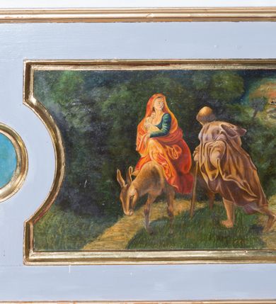 Zdjęcie nr 11: Ołtarz architektoniczny, dwukondygnacyjny, jednoosiowy ze zwieńczeniem. Ołtarz prostopadłościenny z drewnianą mensą i kamiennym portatylem. Antependium ozdobione trzema płycinami z czego środkowa w kształcie czwórliścia przenikającego się z kwadratem; dwie boczne, ustawione antytetycznie, w kształcie leżącego prostokąta z parą boków wewnętrznych w kształcie łuku nadwieszonego wklęsłego. W płycinie środkowej polichromowany monogram maryjny, w płycinach bocznych po lewej stronie Zwiastowanie, a po prawej Ucieczka do Egiptu. 

Nastawa na niewysokim, uskokowym cokole o ukośnie ustawionych bokach, zdobionych słonecznikami. W środkowej partii cokołu wkomponowane tabernakulum w formie prostopadłościennej szafki na profilowanym, uskokowym cokole z narożami ujętymi dwoma parami pilastrów z półwałkiem pośrodku trzonu, wspierających profilowany, uskokowy gzyms. Drzwiczki tabernakulum w kształcie prostokąta zamkniętego łukiem półkolistym, w polu płaskorzeźbiony kielich z Hostią oraz kłosami zbóż. Kondygnacja flankowana parą zdwojonych pilastrów oraz dostawionych, ustawionych pod kątem pilastrów z nałożonymi spływami wolutowymi. Podpory wspierają przerywane, niepełne belkowanie oraz przyczółek. Pole środkowe zajmuje wnęka w kształcie stojącego prostokąta, zamkniętego półkoliście. W polu figura Matki Boskiej Niepokalanie Poczętej. Pod wnęką podwieszona, rzeźbiona girlanda. Po lewej stronie kondygnacji, na cokole ułożonym na zakończeniu woluty ustawiona jest rzeźba św. Jana Ewangelisty, a po drugiej stronie figura nierozpoznanej świętej. Na belkowaniu usadzona jest para aniołków. Druga kondygnacja w formie wnęki w kształcie stojącego prostokąta, zamkniętego półkoliście, flankowana po bokach filarami, ozdobionymi liśćmi akantu. W polu umieszczona rzeźba św. Mikołaja. Nad rzeźbą stylizowana duża muszla palmetowa z podwieszonymi liśćmi akantu. Zwieńczenie w formie promienistej glorii z Okiem Opatrzności pośrodku, ujętej wieńcem srebrzonych obłoków. Struktura polichromowana na biało, detal architektoniczny i ornamentyka złocone oraz srebrzone. Na cokole tabliczka z napisem: „FUNDACJA / SREBRZENIE ŚWIECZNIKÓW / OŁTARZA NMP / Franciszek i Małgorzata Łojek / 2003”. 