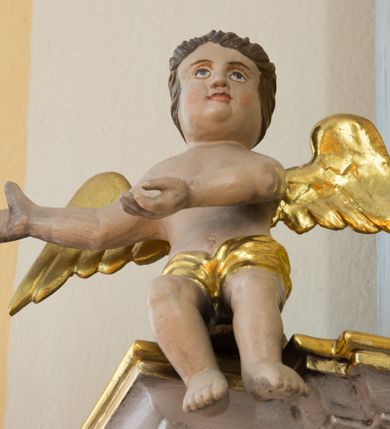 Zdjęcie nr 14: Ołtarz architektoniczny, dwukondygnacyjny, jednoosiowy ze zwieńczeniem. Ołtarz prostopadłościenny z drewnianą mensą i kamiennym portatylem. Antependium ozdobione trzema płycinami z czego środkowa w kształcie czwórliścia przenikającego się z kwadratem; dwie boczne, ustawione antytetycznie, w kształcie leżącego prostokąta z parą boków wewnętrznych w kształcie łuku nadwieszonego wklęsłego. W płycinie środkowej polichromowany monogram maryjny, w płycinach bocznych po lewej stronie Zwiastowanie, a po prawej Ucieczka do Egiptu. 

Nastawa na niewysokim, uskokowym cokole o ukośnie ustawionych bokach, zdobionych słonecznikami. W środkowej partii cokołu wkomponowane tabernakulum w formie prostopadłościennej szafki na profilowanym, uskokowym cokole z narożami ujętymi dwoma parami pilastrów z półwałkiem pośrodku trzonu, wspierających profilowany, uskokowy gzyms. Drzwiczki tabernakulum w kształcie prostokąta zamkniętego łukiem półkolistym, w polu płaskorzeźbiony kielich z Hostią oraz kłosami zbóż. Kondygnacja flankowana parą zdwojonych pilastrów oraz dostawionych, ustawionych pod kątem pilastrów z nałożonymi spływami wolutowymi. Podpory wspierają przerywane, niepełne belkowanie oraz przyczółek. Pole środkowe zajmuje wnęka w kształcie stojącego prostokąta, zamkniętego półkoliście. W polu figura Matki Boskiej Niepokalanie Poczętej. Pod wnęką podwieszona, rzeźbiona girlanda. Po lewej stronie kondygnacji, na cokole ułożonym na zakończeniu woluty ustawiona jest rzeźba św. Jana Ewangelisty, a po drugiej stronie figura nierozpoznanej świętej. Na belkowaniu usadzona jest para aniołków. Druga kondygnacja w formie wnęki w kształcie stojącego prostokąta, zamkniętego półkoliście, flankowana po bokach filarami, ozdobionymi liśćmi akantu. W polu umieszczona rzeźba św. Mikołaja. Nad rzeźbą stylizowana duża muszla palmetowa z podwieszonymi liśćmi akantu. Zwieńczenie w formie promienistej glorii z Okiem Opatrzności pośrodku, ujętej wieńcem srebrzonych obłoków. Struktura polichromowana na biało, detal architektoniczny i ornamentyka złocone oraz srebrzone. Na cokole tabliczka z napisem: „FUNDACJA / SREBRZENIE ŚWIECZNIKÓW / OŁTARZA NMP / Franciszek i Małgorzata Łojek / 2003”. 