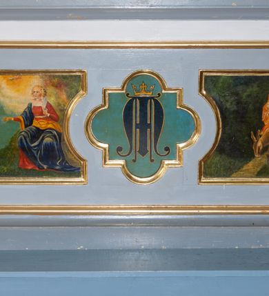 Zdjęcie nr 12: Ołtarz architektoniczny, dwukondygnacyjny, jednoosiowy ze zwieńczeniem. Ołtarz prostopadłościenny z drewnianą mensą i kamiennym portatylem. Antependium ozdobione trzema płycinami z czego środkowa w kształcie czwórliścia przenikającego się z kwadratem; dwie boczne, ustawione antytetycznie, w kształcie leżącego prostokąta z parą boków wewnętrznych w kształcie łuku nadwieszonego wklęsłego. W płycinie środkowej polichromowany monogram maryjny, w płycinach bocznych po lewej stronie Zwiastowanie, a po prawej Ucieczka do Egiptu. 

Nastawa na niewysokim, uskokowym cokole o ukośnie ustawionych bokach, zdobionych słonecznikami. W środkowej partii cokołu wkomponowane tabernakulum w formie prostopadłościennej szafki na profilowanym, uskokowym cokole z narożami ujętymi dwoma parami pilastrów z półwałkiem pośrodku trzonu, wspierających profilowany, uskokowy gzyms. Drzwiczki tabernakulum w kształcie prostokąta zamkniętego łukiem półkolistym, w polu płaskorzeźbiony kielich z Hostią oraz kłosami zbóż. Kondygnacja flankowana parą zdwojonych pilastrów oraz dostawionych, ustawionych pod kątem pilastrów z nałożonymi spływami wolutowymi. Podpory wspierają przerywane, niepełne belkowanie oraz przyczółek. Pole środkowe zajmuje wnęka w kształcie stojącego prostokąta, zamkniętego półkoliście. W polu figura Matki Boskiej Niepokalanie Poczętej. Pod wnęką podwieszona, rzeźbiona girlanda. Po lewej stronie kondygnacji, na cokole ułożonym na zakończeniu woluty ustawiona jest rzeźba św. Jana Ewangelisty, a po drugiej stronie figura nierozpoznanej świętej. Na belkowaniu usadzona jest para aniołków. Druga kondygnacja w formie wnęki w kształcie stojącego prostokąta, zamkniętego półkoliście, flankowana po bokach filarami, ozdobionymi liśćmi akantu. W polu umieszczona rzeźba św. Mikołaja. Nad rzeźbą stylizowana duża muszla palmetowa z podwieszonymi liśćmi akantu. Zwieńczenie w formie promienistej glorii z Okiem Opatrzności pośrodku, ujętej wieńcem srebrzonych obłoków. Struktura polichromowana na biało, detal architektoniczny i ornamentyka złocone oraz srebrzone. Na cokole tabliczka z napisem: „FUNDACJA / SREBRZENIE ŚWIECZNIKÓW / OŁTARZA NMP / Franciszek i Małgorzata Łojek / 2003”. 