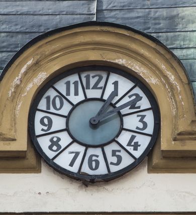 Zdjęcie nr 14: Kościół murowany, jednonawowy, z węższym prezbiterium zamkniętym trójbocznie oraz z wieżą wbudowaną w zachodnią fasadę. Do prezbiterium od północy przylega zakrystia, do nawy dwie kaplice leżące po przeciwległych stronach, zamknięte trójbocznie, od zachodu chór wsparty na dwóch filarach, z trójczęściową balustradą wychodzącą do przodu. Korpus trójprzęsłowy, przęsła oddzielone opilastrowanymi filarami podtrzymującymi arkady sklepienia. Nad kaplicami i prezbiterium fragmenty sklepienia gwiaździstego, nad nawą żaglaste. Wielobarwna polichromia  ścian i sklepień wypełnia podziały wyznaczone przez elementy architektoniczne, opiera się na motywach geometrycznych, stylizowanych floralnych, zoomorficznych i postaciach aniołów i świętych . Wszystkie okna w kształcie stojącego prostokąta zamkniętego półkoliście, w większości witraże, dwa w prezbiterium, po trzy z każdej strony nawy, po dwa w kaplicach, dwa na wysokości chóru, cztery w kondygnacji wieży; wyjątek stanowi okulus w fasadzie. Główne wejście przez fasadę, kolejne do zakrystii. Fasada dwukondygnacyjna, trójosiowa, na cokole, z wieżą. Osie wydzielone pilastrami, z których środkowa mieści drzwi o wykroju prostokąta i okulus w czworobocznej płycinie, a boczne zamknięte konchowo nisze w figurami św. Piotra po lewej i św. Pawła po prawej stronie. Kondygnacja zamknięta zdwojonym przyczółkiem. Wewnętrzny przerwany na kartusz herbowy i okrągłą plakietę z krzyżem, zewnętrzny na kondygnację wieży.  Wieża z każdej strony przepruta oknem zwieńczonym fragmentem gzymsu, na narożach ujęta pilastrami podtrzymującymi belkowanie z linią gzymsu wyoblającą się w środku i ujmującą tarczę zegara. Pozostałe elewacje na kamiennym cokole, nawa i prezbiterium z nietynkowanej cegły, kaplice i zakrystia otynkowane. Kontynuują podziały  pilastrami, artykulację podkreślają okna.  Dach nad nawą główną dwuspadowy, nad kaplicami i prezbiterium wieloboczne, wieża przekryta hełmem z latarnią, zwieńczona ostrosłupem z krzyżem.  
Najcenniejszym zabytkiem świątyni jest ołtarz główny z około 1700 roku przeniesiony tutaj z kościoła z Limanowej, interesująca jest polichromia o inspiracjach młodopolskich z elementami art  decó. 
