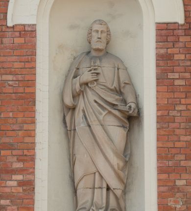 Zdjęcie nr 16: Kościół murowany, jednonawowy, z węższym prezbiterium zamkniętym trójbocznie oraz z wieżą wbudowaną w zachodnią fasadę. Do prezbiterium od północy przylega zakrystia, do nawy dwie kaplice leżące po przeciwległych stronach, zamknięte trójbocznie, od zachodu chór wsparty na dwóch filarach, z trójczęściową balustradą wychodzącą do przodu. Korpus trójprzęsłowy, przęsła oddzielone opilastrowanymi filarami podtrzymującymi arkady sklepienia. Nad kaplicami i prezbiterium fragmenty sklepienia gwiaździstego, nad nawą żaglaste. Wielobarwna polichromia  ścian i sklepień wypełnia podziały wyznaczone przez elementy architektoniczne, opiera się na motywach geometrycznych, stylizowanych floralnych, zoomorficznych i postaciach aniołów i świętych . Wszystkie okna w kształcie stojącego prostokąta zamkniętego półkoliście, w większości witraże, dwa w prezbiterium, po trzy z każdej strony nawy, po dwa w kaplicach, dwa na wysokości chóru, cztery w kondygnacji wieży; wyjątek stanowi okulus w fasadzie. Główne wejście przez fasadę, kolejne do zakrystii. Fasada dwukondygnacyjna, trójosiowa, na cokole, z wieżą. Osie wydzielone pilastrami, z których środkowa mieści drzwi o wykroju prostokąta i okulus w czworobocznej płycinie, a boczne zamknięte konchowo nisze w figurami św. Piotra po lewej i św. Pawła po prawej stronie. Kondygnacja zamknięta zdwojonym przyczółkiem. Wewnętrzny przerwany na kartusz herbowy i okrągłą plakietę z krzyżem, zewnętrzny na kondygnację wieży.  Wieża z każdej strony przepruta oknem zwieńczonym fragmentem gzymsu, na narożach ujęta pilastrami podtrzymującymi belkowanie z linią gzymsu wyoblającą się w środku i ujmującą tarczę zegara. Pozostałe elewacje na kamiennym cokole, nawa i prezbiterium z nietynkowanej cegły, kaplice i zakrystia otynkowane. Kontynuują podziały  pilastrami, artykulację podkreślają okna.  Dach nad nawą główną dwuspadowy, nad kaplicami i prezbiterium wieloboczne, wieża przekryta hełmem z latarnią, zwieńczona ostrosłupem z krzyżem.  
Najcenniejszym zabytkiem świątyni jest ołtarz główny z około 1700 roku przeniesiony tutaj z kościoła z Limanowej, interesująca jest polichromia o inspiracjach młodopolskich z elementami art  decó. 
