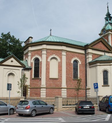 Zdjęcie nr 6: Kościół murowany, jednonawowy, z węższym prezbiterium zamkniętym trójbocznie oraz z wieżą wbudowaną w zachodnią fasadę. Do prezbiterium od północy przylega zakrystia, do nawy dwie kaplice leżące po przeciwległych stronach, zamknięte trójbocznie, od zachodu chór wsparty na dwóch filarach, z trójczęściową balustradą wychodzącą do przodu. Korpus trójprzęsłowy, przęsła oddzielone opilastrowanymi filarami podtrzymującymi arkady sklepienia. Nad kaplicami i prezbiterium fragmenty sklepienia gwiaździstego, nad nawą żaglaste. Wielobarwna polichromia  ścian i sklepień wypełnia podziały wyznaczone przez elementy architektoniczne, opiera się na motywach geometrycznych, stylizowanych floralnych, zoomorficznych i postaciach aniołów i świętych . Wszystkie okna w kształcie stojącego prostokąta zamkniętego półkoliście, w większości witraże, dwa w prezbiterium, po trzy z każdej strony nawy, po dwa w kaplicach, dwa na wysokości chóru, cztery w kondygnacji wieży; wyjątek stanowi okulus w fasadzie. Główne wejście przez fasadę, kolejne do zakrystii. Fasada dwukondygnacyjna, trójosiowa, na cokole, z wieżą. Osie wydzielone pilastrami, z których środkowa mieści drzwi o wykroju prostokąta i okulus w czworobocznej płycinie, a boczne zamknięte konchowo nisze w figurami św. Piotra po lewej i św. Pawła po prawej stronie. Kondygnacja zamknięta zdwojonym przyczółkiem. Wewnętrzny przerwany na kartusz herbowy i okrągłą plakietę z krzyżem, zewnętrzny na kondygnację wieży.  Wieża z każdej strony przepruta oknem zwieńczonym fragmentem gzymsu, na narożach ujęta pilastrami podtrzymującymi belkowanie z linią gzymsu wyoblającą się w środku i ujmującą tarczę zegara. Pozostałe elewacje na kamiennym cokole, nawa i prezbiterium z nietynkowanej cegły, kaplice i zakrystia otynkowane. Kontynuują podziały  pilastrami, artykulację podkreślają okna.  Dach nad nawą główną dwuspadowy, nad kaplicami i prezbiterium wieloboczne, wieża przekryta hełmem z latarnią, zwieńczona ostrosłupem z krzyżem.  
Najcenniejszym zabytkiem świątyni jest ołtarz główny z około 1700 roku przeniesiony tutaj z kościoła z Limanowej, interesująca jest polichromia o inspiracjach młodopolskich z elementami art  decó. 
