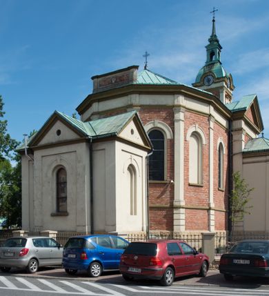 Zdjęcie nr 8: Kościół murowany, jednonawowy, z węższym prezbiterium zamkniętym trójbocznie oraz z wieżą wbudowaną w zachodnią fasadę. Do prezbiterium od północy przylega zakrystia, do nawy dwie kaplice leżące po przeciwległych stronach, zamknięte trójbocznie, od zachodu chór wsparty na dwóch filarach, z trójczęściową balustradą wychodzącą do przodu. Korpus trójprzęsłowy, przęsła oddzielone opilastrowanymi filarami podtrzymującymi arkady sklepienia. Nad kaplicami i prezbiterium fragmenty sklepienia gwiaździstego, nad nawą żaglaste. Wielobarwna polichromia  ścian i sklepień wypełnia podziały wyznaczone przez elementy architektoniczne, opiera się na motywach geometrycznych, stylizowanych floralnych, zoomorficznych i postaciach aniołów i świętych . Wszystkie okna w kształcie stojącego prostokąta zamkniętego półkoliście, w większości witraże, dwa w prezbiterium, po trzy z każdej strony nawy, po dwa w kaplicach, dwa na wysokości chóru, cztery w kondygnacji wieży; wyjątek stanowi okulus w fasadzie. Główne wejście przez fasadę, kolejne do zakrystii. Fasada dwukondygnacyjna, trójosiowa, na cokole, z wieżą. Osie wydzielone pilastrami, z których środkowa mieści drzwi o wykroju prostokąta i okulus w czworobocznej płycinie, a boczne zamknięte konchowo nisze w figurami św. Piotra po lewej i św. Pawła po prawej stronie. Kondygnacja zamknięta zdwojonym przyczółkiem. Wewnętrzny przerwany na kartusz herbowy i okrągłą plakietę z krzyżem, zewnętrzny na kondygnację wieży.  Wieża z każdej strony przepruta oknem zwieńczonym fragmentem gzymsu, na narożach ujęta pilastrami podtrzymującymi belkowanie z linią gzymsu wyoblającą się w środku i ujmującą tarczę zegara. Pozostałe elewacje na kamiennym cokole, nawa i prezbiterium z nietynkowanej cegły, kaplice i zakrystia otynkowane. Kontynuują podziały  pilastrami, artykulację podkreślają okna.  Dach nad nawą główną dwuspadowy, nad kaplicami i prezbiterium wieloboczne, wieża przekryta hełmem z latarnią, zwieńczona ostrosłupem z krzyżem.  
Najcenniejszym zabytkiem świątyni jest ołtarz główny z około 1700 roku przeniesiony tutaj z kościoła z Limanowej, interesująca jest polichromia o inspiracjach młodopolskich z elementami art  decó. 
