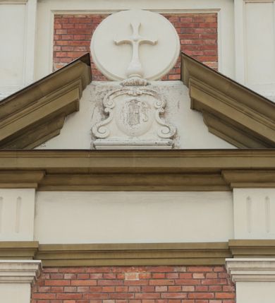 Zdjęcie nr 15: Kościół murowany, jednonawowy, z węższym prezbiterium zamkniętym trójbocznie oraz z wieżą wbudowaną w zachodnią fasadę. Do prezbiterium od północy przylega zakrystia, do nawy dwie kaplice leżące po przeciwległych stronach, zamknięte trójbocznie, od zachodu chór wsparty na dwóch filarach, z trójczęściową balustradą wychodzącą do przodu. Korpus trójprzęsłowy, przęsła oddzielone opilastrowanymi filarami podtrzymującymi arkady sklepienia. Nad kaplicami i prezbiterium fragmenty sklepienia gwiaździstego, nad nawą żaglaste. Wielobarwna polichromia  ścian i sklepień wypełnia podziały wyznaczone przez elementy architektoniczne, opiera się na motywach geometrycznych, stylizowanych floralnych, zoomorficznych i postaciach aniołów i świętych . Wszystkie okna w kształcie stojącego prostokąta zamkniętego półkoliście, w większości witraże, dwa w prezbiterium, po trzy z każdej strony nawy, po dwa w kaplicach, dwa na wysokości chóru, cztery w kondygnacji wieży; wyjątek stanowi okulus w fasadzie. Główne wejście przez fasadę, kolejne do zakrystii. Fasada dwukondygnacyjna, trójosiowa, na cokole, z wieżą. Osie wydzielone pilastrami, z których środkowa mieści drzwi o wykroju prostokąta i okulus w czworobocznej płycinie, a boczne zamknięte konchowo nisze w figurami św. Piotra po lewej i św. Pawła po prawej stronie. Kondygnacja zamknięta zdwojonym przyczółkiem. Wewnętrzny przerwany na kartusz herbowy i okrągłą plakietę z krzyżem, zewnętrzny na kondygnację wieży.  Wieża z każdej strony przepruta oknem zwieńczonym fragmentem gzymsu, na narożach ujęta pilastrami podtrzymującymi belkowanie z linią gzymsu wyoblającą się w środku i ujmującą tarczę zegara. Pozostałe elewacje na kamiennym cokole, nawa i prezbiterium z nietynkowanej cegły, kaplice i zakrystia otynkowane. Kontynuują podziały  pilastrami, artykulację podkreślają okna.  Dach nad nawą główną dwuspadowy, nad kaplicami i prezbiterium wieloboczne, wieża przekryta hełmem z latarnią, zwieńczona ostrosłupem z krzyżem.  
Najcenniejszym zabytkiem świątyni jest ołtarz główny z około 1700 roku przeniesiony tutaj z kościoła z Limanowej, interesująca jest polichromia o inspiracjach młodopolskich z elementami art  decó. 
