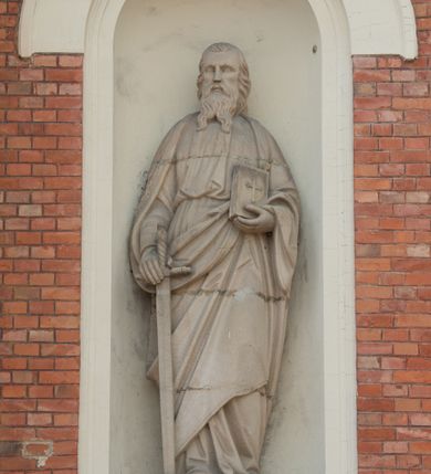 Zdjęcie nr 17: Kościół murowany, jednonawowy, z węższym prezbiterium zamkniętym trójbocznie oraz z wieżą wbudowaną w zachodnią fasadę. Do prezbiterium od północy przylega zakrystia, do nawy dwie kaplice leżące po przeciwległych stronach, zamknięte trójbocznie, od zachodu chór wsparty na dwóch filarach, z trójczęściową balustradą wychodzącą do przodu. Korpus trójprzęsłowy, przęsła oddzielone opilastrowanymi filarami podtrzymującymi arkady sklepienia. Nad kaplicami i prezbiterium fragmenty sklepienia gwiaździstego, nad nawą żaglaste. Wielobarwna polichromia  ścian i sklepień wypełnia podziały wyznaczone przez elementy architektoniczne, opiera się na motywach geometrycznych, stylizowanych floralnych, zoomorficznych i postaciach aniołów i świętych . Wszystkie okna w kształcie stojącego prostokąta zamkniętego półkoliście, w większości witraże, dwa w prezbiterium, po trzy z każdej strony nawy, po dwa w kaplicach, dwa na wysokości chóru, cztery w kondygnacji wieży; wyjątek stanowi okulus w fasadzie. Główne wejście przez fasadę, kolejne do zakrystii. Fasada dwukondygnacyjna, trójosiowa, na cokole, z wieżą. Osie wydzielone pilastrami, z których środkowa mieści drzwi o wykroju prostokąta i okulus w czworobocznej płycinie, a boczne zamknięte konchowo nisze w figurami św. Piotra po lewej i św. Pawła po prawej stronie. Kondygnacja zamknięta zdwojonym przyczółkiem. Wewnętrzny przerwany na kartusz herbowy i okrągłą plakietę z krzyżem, zewnętrzny na kondygnację wieży.  Wieża z każdej strony przepruta oknem zwieńczonym fragmentem gzymsu, na narożach ujęta pilastrami podtrzymującymi belkowanie z linią gzymsu wyoblającą się w środku i ujmującą tarczę zegara. Pozostałe elewacje na kamiennym cokole, nawa i prezbiterium z nietynkowanej cegły, kaplice i zakrystia otynkowane. Kontynuują podziały  pilastrami, artykulację podkreślają okna.  Dach nad nawą główną dwuspadowy, nad kaplicami i prezbiterium wieloboczne, wieża przekryta hełmem z latarnią, zwieńczona ostrosłupem z krzyżem.  
Najcenniejszym zabytkiem świątyni jest ołtarz główny z około 1700 roku przeniesiony tutaj z kościoła z Limanowej, interesująca jest polichromia o inspiracjach młodopolskich z elementami art  decó. 
