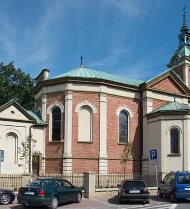 Zdjęcie nr 4: Kościół murowany, jednonawowy, z węższym prezbiterium zamkniętym trójbocznie oraz z wieżą wbudowaną w zachodnią fasadę. Do prezbiterium od północy przylega zakrystia, do nawy dwie kaplice leżące po przeciwległych stronach, zamknięte trójbocznie, od zachodu chór wsparty na dwóch filarach, z trójczęściową balustradą wychodzącą do przodu. Korpus trójprzęsłowy, przęsła oddzielone opilastrowanymi filarami podtrzymującymi arkady sklepienia. Nad kaplicami i prezbiterium fragmenty sklepienia gwiaździstego, nad nawą żaglaste. Wielobarwna polichromia  ścian i sklepień wypełnia podziały wyznaczone przez elementy architektoniczne, opiera się na motywach geometrycznych, stylizowanych floralnych, zoomorficznych i postaciach aniołów i świętych . Wszystkie okna w kształcie stojącego prostokąta zamkniętego półkoliście, w większości witraże, dwa w prezbiterium, po trzy z każdej strony nawy, po dwa w kaplicach, dwa na wysokości chóru, cztery w kondygnacji wieży; wyjątek stanowi okulus w fasadzie. Główne wejście przez fasadę, kolejne do zakrystii. Fasada dwukondygnacyjna, trójosiowa, na cokole, z wieżą. Osie wydzielone pilastrami, z których środkowa mieści drzwi o wykroju prostokąta i okulus w czworobocznej płycinie, a boczne zamknięte konchowo nisze w figurami św. Piotra po lewej i św. Pawła po prawej stronie. Kondygnacja zamknięta zdwojonym przyczółkiem. Wewnętrzny przerwany na kartusz herbowy i okrągłą plakietę z krzyżem, zewnętrzny na kondygnację wieży.  Wieża z każdej strony przepruta oknem zwieńczonym fragmentem gzymsu, na narożach ujęta pilastrami podtrzymującymi belkowanie z linią gzymsu wyoblającą się w środku i ujmującą tarczę zegara. Pozostałe elewacje na kamiennym cokole, nawa i prezbiterium z nietynkowanej cegły, kaplice i zakrystia otynkowane. Kontynuują podziały  pilastrami, artykulację podkreślają okna.  Dach nad nawą główną dwuspadowy, nad kaplicami i prezbiterium wieloboczne, wieża przekryta hełmem z latarnią, zwieńczona ostrosłupem z krzyżem.  
Najcenniejszym zabytkiem świątyni jest ołtarz główny z około 1700 roku przeniesiony tutaj z kościoła z Limanowej, interesująca jest polichromia o inspiracjach młodopolskich z elementami art  decó. 
