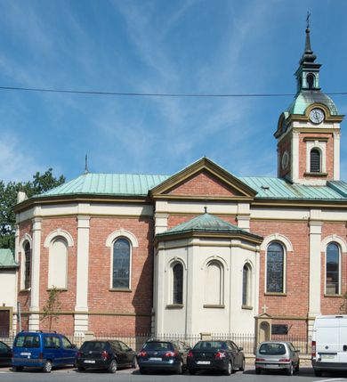 Zdjęcie nr 38: Kościół murowany, jednonawowy, z węższym prezbiterium zamkniętym trójbocznie oraz z wieżą wbudowaną w zachodnią fasadę. Do prezbiterium od północy przylega zakrystia, do nawy dwie kaplice leżące po przeciwległych stronach, zamknięte trójbocznie, od zachodu chór wsparty na dwóch filarach, z trójczęściową balustradą wychodzącą do przodu. Korpus trójprzęsłowy, przęsła oddzielone opilastrowanymi filarami podtrzymującymi arkady sklepienia. Nad kaplicami i prezbiterium fragmenty sklepienia gwiaździstego, nad nawą żaglaste. Wielobarwna polichromia  ścian i sklepień wypełnia podziały wyznaczone przez elementy architektoniczne, opiera się na motywach geometrycznych, stylizowanych floralnych, zoomorficznych i postaciach aniołów i świętych . Wszystkie okna w kształcie stojącego prostokąta zamkniętego półkoliście, w większości witraże, dwa w prezbiterium, po trzy z każdej strony nawy, po dwa w kaplicach, dwa na wysokości chóru, cztery w kondygnacji wieży; wyjątek stanowi okulus w fasadzie. Główne wejście przez fasadę, kolejne do zakrystii. Fasada dwukondygnacyjna, trójosiowa, na cokole, z wieżą. Osie wydzielone pilastrami, z których środkowa mieści drzwi o wykroju prostokąta i okulus w czworobocznej płycinie, a boczne zamknięte konchowo nisze w figurami św. Piotra po lewej i św. Pawła po prawej stronie. Kondygnacja zamknięta zdwojonym przyczółkiem. Wewnętrzny przerwany na kartusz herbowy i okrągłą plakietę z krzyżem, zewnętrzny na kondygnację wieży.  Wieża z każdej strony przepruta oknem zwieńczonym fragmentem gzymsu, na narożach ujęta pilastrami podtrzymującymi belkowanie z linią gzymsu wyoblającą się w środku i ujmującą tarczę zegara. Pozostałe elewacje na kamiennym cokole, nawa i prezbiterium z nietynkowanej cegły, kaplice i zakrystia otynkowane. Kontynuują podziały  pilastrami, artykulację podkreślają okna.  Dach nad nawą główną dwuspadowy, nad kaplicami i prezbiterium wieloboczne, wieża przekryta hełmem z latarnią, zwieńczona ostrosłupem z krzyżem.  
Najcenniejszym zabytkiem świątyni jest ołtarz główny z około 1700 roku przeniesiony tutaj z kościoła z Limanowej, interesująca jest polichromia o inspiracjach młodopolskich z elementami art  decó. 
