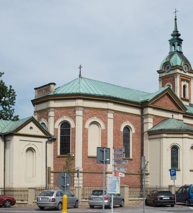 Zdjęcie nr 3: Kościół murowany, jednonawowy, z węższym prezbiterium zamkniętym trójbocznie oraz z wieżą wbudowaną w zachodnią fasadę. Do prezbiterium od północy przylega zakrystia, do nawy dwie kaplice leżące po przeciwległych stronach, zamknięte trójbocznie, od zachodu chór wsparty na dwóch filarach, z trójczęściową balustradą wychodzącą do przodu. Korpus trójprzęsłowy, przęsła oddzielone opilastrowanymi filarami podtrzymującymi arkady sklepienia. Nad kaplicami i prezbiterium fragmenty sklepienia gwiaździstego, nad nawą żaglaste. Wielobarwna polichromia  ścian i sklepień wypełnia podziały wyznaczone przez elementy architektoniczne, opiera się na motywach geometrycznych, stylizowanych floralnych, zoomorficznych i postaciach aniołów i świętych . Wszystkie okna w kształcie stojącego prostokąta zamkniętego półkoliście, w większości witraże, dwa w prezbiterium, po trzy z każdej strony nawy, po dwa w kaplicach, dwa na wysokości chóru, cztery w kondygnacji wieży; wyjątek stanowi okulus w fasadzie. Główne wejście przez fasadę, kolejne do zakrystii. Fasada dwukondygnacyjna, trójosiowa, na cokole, z wieżą. Osie wydzielone pilastrami, z których środkowa mieści drzwi o wykroju prostokąta i okulus w czworobocznej płycinie, a boczne zamknięte konchowo nisze w figurami św. Piotra po lewej i św. Pawła po prawej stronie. Kondygnacja zamknięta zdwojonym przyczółkiem. Wewnętrzny przerwany na kartusz herbowy i okrągłą plakietę z krzyżem, zewnętrzny na kondygnację wieży.  Wieża z każdej strony przepruta oknem zwieńczonym fragmentem gzymsu, na narożach ujęta pilastrami podtrzymującymi belkowanie z linią gzymsu wyoblającą się w środku i ujmującą tarczę zegara. Pozostałe elewacje na kamiennym cokole, nawa i prezbiterium z nietynkowanej cegły, kaplice i zakrystia otynkowane. Kontynuują podziały  pilastrami, artykulację podkreślają okna.  Dach nad nawą główną dwuspadowy, nad kaplicami i prezbiterium wieloboczne, wieża przekryta hełmem z latarnią, zwieńczona ostrosłupem z krzyżem.  
Najcenniejszym zabytkiem świątyni jest ołtarz główny z około 1700 roku przeniesiony tutaj z kościoła z Limanowej, interesująca jest polichromia o inspiracjach młodopolskich z elementami art  decó. 
