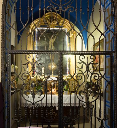 Zdjęcie nr 32: Kościół murowany, jednonawowy, z węższym prezbiterium zamkniętym trójbocznie oraz z wieżą wbudowaną w zachodnią fasadę. Do prezbiterium od północy przylega zakrystia, do nawy dwie kaplice leżące po przeciwległych stronach, zamknięte trójbocznie, od zachodu chór wsparty na dwóch filarach, z trójczęściową balustradą wychodzącą do przodu. Korpus trójprzęsłowy, przęsła oddzielone opilastrowanymi filarami podtrzymującymi arkady sklepienia. Nad kaplicami i prezbiterium fragmenty sklepienia gwiaździstego, nad nawą żaglaste. Wielobarwna polichromia  ścian i sklepień wypełnia podziały wyznaczone przez elementy architektoniczne, opiera się na motywach geometrycznych, stylizowanych floralnych, zoomorficznych i postaciach aniołów i świętych . Wszystkie okna w kształcie stojącego prostokąta zamkniętego półkoliście, w większości witraże, dwa w prezbiterium, po trzy z każdej strony nawy, po dwa w kaplicach, dwa na wysokości chóru, cztery w kondygnacji wieży; wyjątek stanowi okulus w fasadzie. Główne wejście przez fasadę, kolejne do zakrystii. Fasada dwukondygnacyjna, trójosiowa, na cokole, z wieżą. Osie wydzielone pilastrami, z których środkowa mieści drzwi o wykroju prostokąta i okulus w czworobocznej płycinie, a boczne zamknięte konchowo nisze w figurami św. Piotra po lewej i św. Pawła po prawej stronie. Kondygnacja zamknięta zdwojonym przyczółkiem. Wewnętrzny przerwany na kartusz herbowy i okrągłą plakietę z krzyżem, zewnętrzny na kondygnację wieży.  Wieża z każdej strony przepruta oknem zwieńczonym fragmentem gzymsu, na narożach ujęta pilastrami podtrzymującymi belkowanie z linią gzymsu wyoblającą się w środku i ujmującą tarczę zegara. Pozostałe elewacje na kamiennym cokole, nawa i prezbiterium z nietynkowanej cegły, kaplice i zakrystia otynkowane. Kontynuują podziały  pilastrami, artykulację podkreślają okna.  Dach nad nawą główną dwuspadowy, nad kaplicami i prezbiterium wieloboczne, wieża przekryta hełmem z latarnią, zwieńczona ostrosłupem z krzyżem.  
Najcenniejszym zabytkiem świątyni jest ołtarz główny z około 1700 roku przeniesiony tutaj z kościoła z Limanowej, interesująca jest polichromia o inspiracjach młodopolskich z elementami art  decó. 
