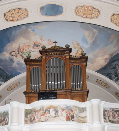 Zdjęcie nr 22: Kościół św. Andrzeja Apostoła w Szaflarach jest murowaną świątynią orientowaną. Składa się z czteroprzęsłowej nawy, przylegającego do niej od wschodu węższego, trójprzęsłowego prezbiterium zamkniętego łukiem spłaszczonym oraz czworobocznej wieży usytuowanej od zachodu. Po bokach nawy, na planie kwadratu ze ściętymi narożami, wzniesiono naprzeciw siebie dwie kaplice boczne, otwarte do wnętrza kościoła półokrągłymi arkadami. Od wschodu do kaplicy Najświętszego Serca Pana Jezusa przylega niewielka kruchta. Z kolei po stronie północnej prezbiterium wzniesiono na planie prostokąta zakrystię, poprzedzoną przedsionkiem i aneksem łączącym ją z kaplicą boczną Matki Boskiej, nad którym znajduje się skarbczyk. Prezbiterium doświetlone zostało przez trzy półokrągłe okna w ścianie południowej. Nawa, opięta na zewnątrz przyporami, została nakryta sklepieniem żaglastym z gurtami, a jej wnętrze, podobnie jak w prezbiterium, rozczłonkowano półfilarami. Zarówno nawę jak i prezbiterium nakryto dachem siodłowym, pokrytym blachą miedzianą. Obie kaplice boczne zasklepiono ośmiodzielnym sklepieniem i przykryto dachem namiotowym, wieńcząc go wielobocznymi latarniami z krzyżem. Doświetlają je półokrągłe okna oraz okulus, umieszczony w ścianie ołtarzowej, zamurowany w kaplicy Najświętszego Serca Pana Jezusa i od zewnątrz wypełniony współczesną mozaiką z wyobrażeniem Chrystusa Pantokratora. Elewacje prezbiterium, nawy i kaplic potynkowano. Od strony zachodniej do nawy przylega dwupoziomowa, czworoboczna wieża. Jej ściany olicowano okładziną z piaskowca. Dolny poziom wieży wyznacza nieznaczny uskok. Tu w przyziemiu urządzono kruchtę, do której prowadzi półokrągły portal. Nad portalem widoczny jest okulus. Górny poziom przepruto z trzech stron półokrągłymi oknami wypełnionymi drewnianymi żaluzjami. Wieżę zwieńczono ostrosłupowym hełmem, pokrytym blachą miedzianą i zakończonym krzyżem, który wspiera się na profilowanym gzymsie koronującym. Zwieńczenie wieży zostało wzbogacone w narożach czterema nadwieszonymi na wspornikach wielobocznymi wieżyczkami z ostrosłupowymi hełmami, pomiędzy którymi z trzech stron umieszczono tarcze zegarowe.