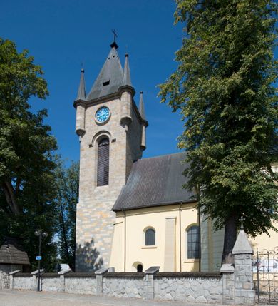 Zdjęcie nr 2: Kościół św. Andrzeja Apostoła w Szaflarach jest murowaną świątynią orientowaną. Składa się z czteroprzęsłowej nawy, przylegającego do niej od wschodu węższego, trójprzęsłowego prezbiterium zamkniętego łukiem spłaszczonym oraz czworobocznej wieży usytuowanej od zachodu. Po bokach nawy, na planie kwadratu ze ściętymi narożami, wzniesiono naprzeciw siebie dwie kaplice boczne, otwarte do wnętrza kościoła półokrągłymi arkadami. Od wschodu do kaplicy Najświętszego Serca Pana Jezusa przylega niewielka kruchta. Z kolei po stronie północnej prezbiterium wzniesiono na planie prostokąta zakrystię, poprzedzoną przedsionkiem i aneksem łączącym ją z kaplicą boczną Matki Boskiej, nad którym znajduje się skarbczyk. Prezbiterium doświetlone zostało przez trzy półokrągłe okna w ścianie południowej. Nawa, opięta na zewnątrz przyporami, została nakryta sklepieniem żaglastym z gurtami, a jej wnętrze, podobnie jak w prezbiterium, rozczłonkowano półfilarami. Zarówno nawę jak i prezbiterium nakryto dachem siodłowym, pokrytym blachą miedzianą. Obie kaplice boczne zasklepiono ośmiodzielnym sklepieniem i przykryto dachem namiotowym, wieńcząc go wielobocznymi latarniami z krzyżem. Doświetlają je półokrągłe okna oraz okulus, umieszczony w ścianie ołtarzowej, zamurowany w kaplicy Najświętszego Serca Pana Jezusa i od zewnątrz wypełniony współczesną mozaiką z wyobrażeniem Chrystusa Pantokratora. Elewacje prezbiterium, nawy i kaplic potynkowano. Od strony zachodniej do nawy przylega dwupoziomowa, czworoboczna wieża. Jej ściany olicowano okładziną z piaskowca. Dolny poziom wieży wyznacza nieznaczny uskok. Tu w przyziemiu urządzono kruchtę, do której prowadzi półokrągły portal. Nad portalem widoczny jest okulus. Górny poziom przepruto z trzech stron półokrągłymi oknami wypełnionymi drewnianymi żaluzjami. Wieżę zwieńczono ostrosłupowym hełmem, pokrytym blachą miedzianą i zakończonym krzyżem, który wspiera się na profilowanym gzymsie koronującym. Zwieńczenie wieży zostało wzbogacone w narożach czterema nadwieszonymi na wspornikach wielobocznymi wieżyczkami z ostrosłupowymi hełmami, pomiędzy którymi z trzech stron umieszczono tarcze zegarowe.