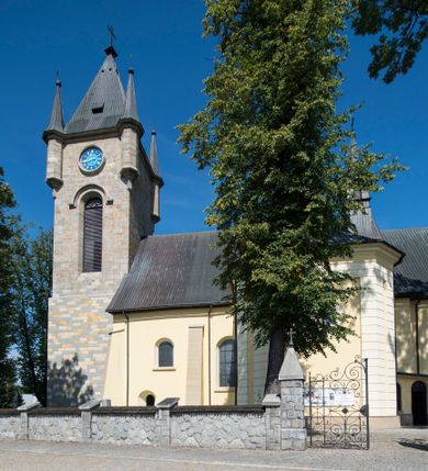 Zdjęcie nr 1: Kościół św. Andrzeja Apostoła w Szaflarach jest murowaną świątynią orientowaną. Składa się z czteroprzęsłowej nawy, przylegającego do niej od wschodu węższego, trójprzęsłowego prezbiterium zamkniętego łukiem spłaszczonym oraz czworobocznej wieży usytuowanej od zachodu. Po bokach nawy, na planie kwadratu ze ściętymi narożami, wzniesiono naprzeciw siebie dwie kaplice boczne, otwarte do wnętrza kościoła półokrągłymi arkadami. Od wschodu do kaplicy Najświętszego Serca Pana Jezusa przylega niewielka kruchta. Z kolei po stronie północnej prezbiterium wzniesiono na planie prostokąta zakrystię, poprzedzoną przedsionkiem i aneksem łączącym ją z kaplicą boczną Matki Boskiej, nad którym znajduje się skarbczyk. Prezbiterium doświetlone zostało przez trzy półokrągłe okna w ścianie południowej. Nawa, opięta na zewnątrz przyporami, została nakryta sklepieniem żaglastym z gurtami, a jej wnętrze, podobnie jak w prezbiterium, rozczłonkowano półfilarami. Zarówno nawę jak i prezbiterium nakryto dachem siodłowym, pokrytym blachą miedzianą. Obie kaplice boczne zasklepiono ośmiodzielnym sklepieniem i przykryto dachem namiotowym, wieńcząc go wielobocznymi latarniami z krzyżem. Doświetlają je półokrągłe okna oraz okulus, umieszczony w ścianie ołtarzowej, zamurowany w kaplicy Najświętszego Serca Pana Jezusa i od zewnątrz wypełniony współczesną mozaiką z wyobrażeniem Chrystusa Pantokratora. Elewacje prezbiterium, nawy i kaplic potynkowano. Od strony zachodniej do nawy przylega dwupoziomowa, czworoboczna wieża. Jej ściany olicowano okładziną z piaskowca. Dolny poziom wieży wyznacza nieznaczny uskok. Tu w przyziemiu urządzono kruchtę, do której prowadzi półokrągły portal. Nad portalem widoczny jest okulus. Górny poziom przepruto z trzech stron półokrągłymi oknami wypełnionymi drewnianymi żaluzjami. Wieżę zwieńczono ostrosłupowym hełmem, pokrytym blachą miedzianą i zakończonym krzyżem, który wspiera się na profilowanym gzymsie koronującym. Zwieńczenie wieży zostało wzbogacone w narożach czterema nadwieszonymi na wspornikach wielobocznymi wieżyczkami z ostrosłupowymi hełmami, pomiędzy którymi z trzech stron umieszczono tarcze zegarowe.