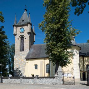 Zdjęcie nr 1: Kościół św. Andrzeja Apostoła w Szaflarach jest murowaną świątynią orientowaną. Składa się z czteroprzęsłowej nawy, przylegającego do niej od wschodu węższego, trójprzęsłowego prezbiterium zamkniętego łukiem spłaszczonym oraz czworobocznej wieży usytuowanej od zachodu. Po bokach nawy, na planie kwadratu ze ściętymi narożami, wzniesiono naprzeciw siebie dwie kaplice boczne, otwarte do wnętrza kościoła półokrągłymi arkadami. Od wschodu do kaplicy Najświętszego Serca Pana Jezusa przylega niewielka kruchta. Z kolei po stronie północnej prezbiterium wzniesiono na planie prostokąta zakrystię, poprzedzoną przedsionkiem i aneksem łączącym ją z kaplicą boczną Matki Boskiej, nad którym znajduje się skarbczyk. Prezbiterium doświetlone zostało przez trzy półokrągłe okna w ścianie południowej. Nawa, opięta na zewnątrz przyporami, została nakryta sklepieniem żaglastym z gurtami, a jej wnętrze, podobnie jak w prezbiterium, rozczłonkowano półfilarami. Zarówno nawę jak i prezbiterium nakryto dachem siodłowym, pokrytym blachą miedzianą. Obie kaplice boczne zasklepiono ośmiodzielnym sklepieniem i przykryto dachem namiotowym, wieńcząc go wielobocznymi latarniami z krzyżem. Doświetlają je półokrągłe okna oraz okulus, umieszczony w ścianie ołtarzowej, zamurowany w kaplicy Najświętszego Serca Pana Jezusa i od zewnątrz wypełniony współczesną mozaiką z wyobrażeniem Chrystusa Pantokratora. Elewacje prezbiterium, nawy i kaplic potynkowano. Od strony zachodniej do nawy przylega dwupoziomowa, czworoboczna wieża. Jej ściany olicowano okładziną z piaskowca. Dolny poziom wieży wyznacza nieznaczny uskok. Tu w przyziemiu urządzono kruchtę, do której prowadzi półokrągły portal. Nad portalem widoczny jest okulus. Górny poziom przepruto z trzech stron półokrągłymi oknami wypełnionymi drewnianymi żaluzjami. Wieżę zwieńczono ostrosłupowym hełmem, pokrytym blachą miedzianą i zakończonym krzyżem, który wspiera się na profilowanym gzymsie koronującym. Zwieńczenie wieży zostało wzbogacone w narożach czterema nadwieszonymi na wspornikach wielobocznymi wieżyczkami z ostrosłupowymi hełmami, pomiędzy którymi z trzech stron umieszczono tarcze zegarowe.