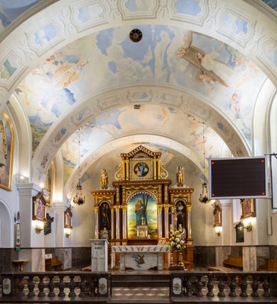 Zdjęcie nr 7: Kościół św. Andrzeja Apostoła w Szaflarach jest murowaną świątynią orientowaną. Składa się z czteroprzęsłowej nawy, przylegającego do niej od wschodu węższego, trójprzęsłowego prezbiterium zamkniętego łukiem spłaszczonym oraz czworobocznej wieży usytuowanej od zachodu. Po bokach nawy, na planie kwadratu ze ściętymi narożami, wzniesiono naprzeciw siebie dwie kaplice boczne, otwarte do wnętrza kościoła półokrągłymi arkadami. Od wschodu do kaplicy Najświętszego Serca Pana Jezusa przylega niewielka kruchta. Z kolei po stronie północnej prezbiterium wzniesiono na planie prostokąta zakrystię, poprzedzoną przedsionkiem i aneksem łączącym ją z kaplicą boczną Matki Boskiej, nad którym znajduje się skarbczyk. Prezbiterium doświetlone zostało przez trzy półokrągłe okna w ścianie południowej. Nawa, opięta na zewnątrz przyporami, została nakryta sklepieniem żaglastym z gurtami, a jej wnętrze, podobnie jak w prezbiterium, rozczłonkowano półfilarami. Zarówno nawę jak i prezbiterium nakryto dachem siodłowym, pokrytym blachą miedzianą. Obie kaplice boczne zasklepiono ośmiodzielnym sklepieniem i przykryto dachem namiotowym, wieńcząc go wielobocznymi latarniami z krzyżem. Doświetlają je półokrągłe okna oraz okulus, umieszczony w ścianie ołtarzowej, zamurowany w kaplicy Najświętszego Serca Pana Jezusa i od zewnątrz wypełniony współczesną mozaiką z wyobrażeniem Chrystusa Pantokratora. Elewacje prezbiterium, nawy i kaplic potynkowano. Od strony zachodniej do nawy przylega dwupoziomowa, czworoboczna wieża. Jej ściany olicowano okładziną z piaskowca. Dolny poziom wieży wyznacza nieznaczny uskok. Tu w przyziemiu urządzono kruchtę, do której prowadzi półokrągły portal. Nad portalem widoczny jest okulus. Górny poziom przepruto z trzech stron półokrągłymi oknami wypełnionymi drewnianymi żaluzjami. Wieżę zwieńczono ostrosłupowym hełmem, pokrytym blachą miedzianą i zakończonym krzyżem, który wspiera się na profilowanym gzymsie koronującym. Zwieńczenie wieży zostało wzbogacone w narożach czterema nadwieszonymi na wspornikach wielobocznymi wieżyczkami z ostrosłupowymi hełmami, pomiędzy którymi z trzech stron umieszczono tarcze zegarowe.