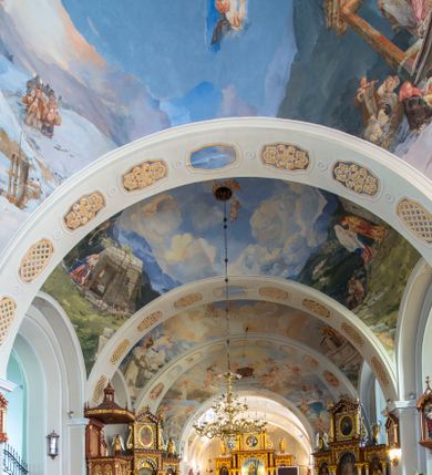 Zdjęcie nr 14: Kościół św. Andrzeja Apostoła w Szaflarach jest murowaną świątynią orientowaną. Składa się z czteroprzęsłowej nawy, przylegającego do niej od wschodu węższego, trójprzęsłowego prezbiterium zamkniętego łukiem spłaszczonym oraz czworobocznej wieży usytuowanej od zachodu. Po bokach nawy, na planie kwadratu ze ściętymi narożami, wzniesiono naprzeciw siebie dwie kaplice boczne, otwarte do wnętrza kościoła półokrągłymi arkadami. Od wschodu do kaplicy Najświętszego Serca Pana Jezusa przylega niewielka kruchta. Z kolei po stronie północnej prezbiterium wzniesiono na planie prostokąta zakrystię, poprzedzoną przedsionkiem i aneksem łączącym ją z kaplicą boczną Matki Boskiej, nad którym znajduje się skarbczyk. Prezbiterium doświetlone zostało przez trzy półokrągłe okna w ścianie południowej. Nawa, opięta na zewnątrz przyporami, została nakryta sklepieniem żaglastym z gurtami, a jej wnętrze, podobnie jak w prezbiterium, rozczłonkowano półfilarami. Zarówno nawę jak i prezbiterium nakryto dachem siodłowym, pokrytym blachą miedzianą. Obie kaplice boczne zasklepiono ośmiodzielnym sklepieniem i przykryto dachem namiotowym, wieńcząc go wielobocznymi latarniami z krzyżem. Doświetlają je półokrągłe okna oraz okulus, umieszczony w ścianie ołtarzowej, zamurowany w kaplicy Najświętszego Serca Pana Jezusa i od zewnątrz wypełniony współczesną mozaiką z wyobrażeniem Chrystusa Pantokratora. Elewacje prezbiterium, nawy i kaplic potynkowano. Od strony zachodniej do nawy przylega dwupoziomowa, czworoboczna wieża. Jej ściany olicowano okładziną z piaskowca. Dolny poziom wieży wyznacza nieznaczny uskok. Tu w przyziemiu urządzono kruchtę, do której prowadzi półokrągły portal. Nad portalem widoczny jest okulus. Górny poziom przepruto z trzech stron półokrągłymi oknami wypełnionymi drewnianymi żaluzjami. Wieżę zwieńczono ostrosłupowym hełmem, pokrytym blachą miedzianą i zakończonym krzyżem, który wspiera się na profilowanym gzymsie koronującym. Zwieńczenie wieży zostało wzbogacone w narożach czterema nadwieszonymi na wspornikach wielobocznymi wieżyczkami z ostrosłupowymi hełmami, pomiędzy którymi z trzech stron umieszczono tarcze zegarowe.