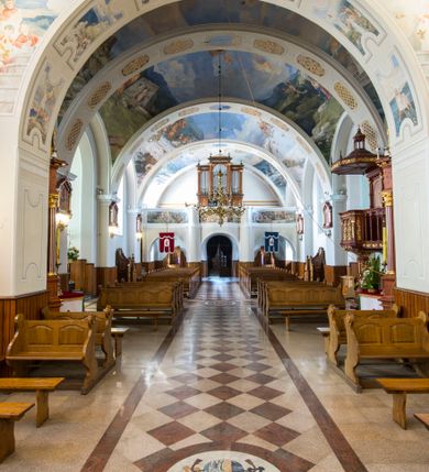 Zdjęcie nr 17: Kościół św. Andrzeja Apostoła w Szaflarach jest murowaną świątynią orientowaną. Składa się z czteroprzęsłowej nawy, przylegającego do niej od wschodu węższego, trójprzęsłowego prezbiterium zamkniętego łukiem spłaszczonym oraz czworobocznej wieży usytuowanej od zachodu. Po bokach nawy, na planie kwadratu ze ściętymi narożami, wzniesiono naprzeciw siebie dwie kaplice boczne, otwarte do wnętrza kościoła półokrągłymi arkadami. Od wschodu do kaplicy Najświętszego Serca Pana Jezusa przylega niewielka kruchta. Z kolei po stronie północnej prezbiterium wzniesiono na planie prostokąta zakrystię, poprzedzoną przedsionkiem i aneksem łączącym ją z kaplicą boczną Matki Boskiej, nad którym znajduje się skarbczyk. Prezbiterium doświetlone zostało przez trzy półokrągłe okna w ścianie południowej. Nawa, opięta na zewnątrz przyporami, została nakryta sklepieniem żaglastym z gurtami, a jej wnętrze, podobnie jak w prezbiterium, rozczłonkowano półfilarami. Zarówno nawę jak i prezbiterium nakryto dachem siodłowym, pokrytym blachą miedzianą. Obie kaplice boczne zasklepiono ośmiodzielnym sklepieniem i przykryto dachem namiotowym, wieńcząc go wielobocznymi latarniami z krzyżem. Doświetlają je półokrągłe okna oraz okulus, umieszczony w ścianie ołtarzowej, zamurowany w kaplicy Najświętszego Serca Pana Jezusa i od zewnątrz wypełniony współczesną mozaiką z wyobrażeniem Chrystusa Pantokratora. Elewacje prezbiterium, nawy i kaplic potynkowano. Od strony zachodniej do nawy przylega dwupoziomowa, czworoboczna wieża. Jej ściany olicowano okładziną z piaskowca. Dolny poziom wieży wyznacza nieznaczny uskok. Tu w przyziemiu urządzono kruchtę, do której prowadzi półokrągły portal. Nad portalem widoczny jest okulus. Górny poziom przepruto z trzech stron półokrągłymi oknami wypełnionymi drewnianymi żaluzjami. Wieżę zwieńczono ostrosłupowym hełmem, pokrytym blachą miedzianą i zakończonym krzyżem, który wspiera się na profilowanym gzymsie koronującym. Zwieńczenie wieży zostało wzbogacone w narożach czterema nadwieszonymi na wspornikach wielobocznymi wieżyczkami z ostrosłupowymi hełmami, pomiędzy którymi z trzech stron umieszczono tarcze zegarowe.