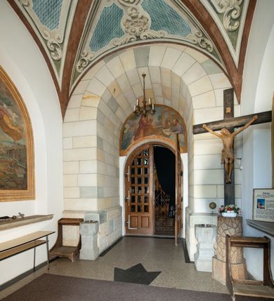 Zdjęcie nr 25: Kościół św. Andrzeja Apostoła w Szaflarach jest murowaną świątynią orientowaną. Składa się z czteroprzęsłowej nawy, przylegającego do niej od wschodu węższego, trójprzęsłowego prezbiterium zamkniętego łukiem spłaszczonym oraz czworobocznej wieży usytuowanej od zachodu. Po bokach nawy, na planie kwadratu ze ściętymi narożami, wzniesiono naprzeciw siebie dwie kaplice boczne, otwarte do wnętrza kościoła półokrągłymi arkadami. Od wschodu do kaplicy Najświętszego Serca Pana Jezusa przylega niewielka kruchta. Z kolei po stronie północnej prezbiterium wzniesiono na planie prostokąta zakrystię, poprzedzoną przedsionkiem i aneksem łączącym ją z kaplicą boczną Matki Boskiej, nad którym znajduje się skarbczyk. Prezbiterium doświetlone zostało przez trzy półokrągłe okna w ścianie południowej. Nawa, opięta na zewnątrz przyporami, została nakryta sklepieniem żaglastym z gurtami, a jej wnętrze, podobnie jak w prezbiterium, rozczłonkowano półfilarami. Zarówno nawę jak i prezbiterium nakryto dachem siodłowym, pokrytym blachą miedzianą. Obie kaplice boczne zasklepiono ośmiodzielnym sklepieniem i przykryto dachem namiotowym, wieńcząc go wielobocznymi latarniami z krzyżem. Doświetlają je półokrągłe okna oraz okulus, umieszczony w ścianie ołtarzowej, zamurowany w kaplicy Najświętszego Serca Pana Jezusa i od zewnątrz wypełniony współczesną mozaiką z wyobrażeniem Chrystusa Pantokratora. Elewacje prezbiterium, nawy i kaplic potynkowano. Od strony zachodniej do nawy przylega dwupoziomowa, czworoboczna wieża. Jej ściany olicowano okładziną z piaskowca. Dolny poziom wieży wyznacza nieznaczny uskok. Tu w przyziemiu urządzono kruchtę, do której prowadzi półokrągły portal. Nad portalem widoczny jest okulus. Górny poziom przepruto z trzech stron półokrągłymi oknami wypełnionymi drewnianymi żaluzjami. Wieżę zwieńczono ostrosłupowym hełmem, pokrytym blachą miedzianą i zakończonym krzyżem, który wspiera się na profilowanym gzymsie koronującym. Zwieńczenie wieży zostało wzbogacone w narożach czterema nadwieszonymi na wspornikach wielobocznymi wieżyczkami z ostrosłupowymi hełmami, pomiędzy którymi z trzech stron umieszczono tarcze zegarowe.