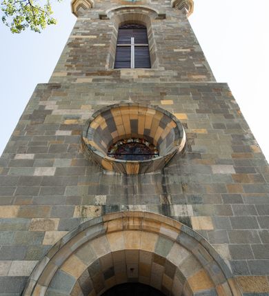 Zdjęcie nr 23: Kościół św. Andrzeja Apostoła w Szaflarach jest murowaną świątynią orientowaną. Składa się z czteroprzęsłowej nawy, przylegającego do niej od wschodu węższego, trójprzęsłowego prezbiterium zamkniętego łukiem spłaszczonym oraz czworobocznej wieży usytuowanej od zachodu. Po bokach nawy, na planie kwadratu ze ściętymi narożami, wzniesiono naprzeciw siebie dwie kaplice boczne, otwarte do wnętrza kościoła półokrągłymi arkadami. Od wschodu do kaplicy Najświętszego Serca Pana Jezusa przylega niewielka kruchta. Z kolei po stronie północnej prezbiterium wzniesiono na planie prostokąta zakrystię, poprzedzoną przedsionkiem i aneksem łączącym ją z kaplicą boczną Matki Boskiej, nad którym znajduje się skarbczyk. Prezbiterium doświetlone zostało przez trzy półokrągłe okna w ścianie południowej. Nawa, opięta na zewnątrz przyporami, została nakryta sklepieniem żaglastym z gurtami, a jej wnętrze, podobnie jak w prezbiterium, rozczłonkowano półfilarami. Zarówno nawę jak i prezbiterium nakryto dachem siodłowym, pokrytym blachą miedzianą. Obie kaplice boczne zasklepiono ośmiodzielnym sklepieniem i przykryto dachem namiotowym, wieńcząc go wielobocznymi latarniami z krzyżem. Doświetlają je półokrągłe okna oraz okulus, umieszczony w ścianie ołtarzowej, zamurowany w kaplicy Najświętszego Serca Pana Jezusa i od zewnątrz wypełniony współczesną mozaiką z wyobrażeniem Chrystusa Pantokratora. Elewacje prezbiterium, nawy i kaplic potynkowano. Od strony zachodniej do nawy przylega dwupoziomowa, czworoboczna wieża. Jej ściany olicowano okładziną z piaskowca. Dolny poziom wieży wyznacza nieznaczny uskok. Tu w przyziemiu urządzono kruchtę, do której prowadzi półokrągły portal. Nad portalem widoczny jest okulus. Górny poziom przepruto z trzech stron półokrągłymi oknami wypełnionymi drewnianymi żaluzjami. Wieżę zwieńczono ostrosłupowym hełmem, pokrytym blachą miedzianą i zakończonym krzyżem, który wspiera się na profilowanym gzymsie koronującym. Zwieńczenie wieży zostało wzbogacone w narożach czterema nadwieszonymi na wspornikach wielobocznymi wieżyczkami z ostrosłupowymi hełmami, pomiędzy którymi z trzech stron umieszczono tarcze zegarowe.