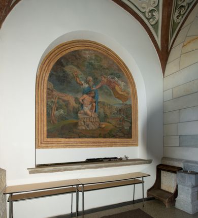 Zdjęcie nr 24: Kościół św. Andrzeja Apostoła w Szaflarach jest murowaną świątynią orientowaną. Składa się z czteroprzęsłowej nawy, przylegającego do niej od wschodu węższego, trójprzęsłowego prezbiterium zamkniętego łukiem spłaszczonym oraz czworobocznej wieży usytuowanej od zachodu. Po bokach nawy, na planie kwadratu ze ściętymi narożami, wzniesiono naprzeciw siebie dwie kaplice boczne, otwarte do wnętrza kościoła półokrągłymi arkadami. Od wschodu do kaplicy Najświętszego Serca Pana Jezusa przylega niewielka kruchta. Z kolei po stronie północnej prezbiterium wzniesiono na planie prostokąta zakrystię, poprzedzoną przedsionkiem i aneksem łączącym ją z kaplicą boczną Matki Boskiej, nad którym znajduje się skarbczyk. Prezbiterium doświetlone zostało przez trzy półokrągłe okna w ścianie południowej. Nawa, opięta na zewnątrz przyporami, została nakryta sklepieniem żaglastym z gurtami, a jej wnętrze, podobnie jak w prezbiterium, rozczłonkowano półfilarami. Zarówno nawę jak i prezbiterium nakryto dachem siodłowym, pokrytym blachą miedzianą. Obie kaplice boczne zasklepiono ośmiodzielnym sklepieniem i przykryto dachem namiotowym, wieńcząc go wielobocznymi latarniami z krzyżem. Doświetlają je półokrągłe okna oraz okulus, umieszczony w ścianie ołtarzowej, zamurowany w kaplicy Najświętszego Serca Pana Jezusa i od zewnątrz wypełniony współczesną mozaiką z wyobrażeniem Chrystusa Pantokratora. Elewacje prezbiterium, nawy i kaplic potynkowano. Od strony zachodniej do nawy przylega dwupoziomowa, czworoboczna wieża. Jej ściany olicowano okładziną z piaskowca. Dolny poziom wieży wyznacza nieznaczny uskok. Tu w przyziemiu urządzono kruchtę, do której prowadzi półokrągły portal. Nad portalem widoczny jest okulus. Górny poziom przepruto z trzech stron półokrągłymi oknami wypełnionymi drewnianymi żaluzjami. Wieżę zwieńczono ostrosłupowym hełmem, pokrytym blachą miedzianą i zakończonym krzyżem, który wspiera się na profilowanym gzymsie koronującym. Zwieńczenie wieży zostało wzbogacone w narożach czterema nadwieszonymi na wspornikach wielobocznymi wieżyczkami z ostrosłupowymi hełmami, pomiędzy którymi z trzech stron umieszczono tarcze zegarowe.