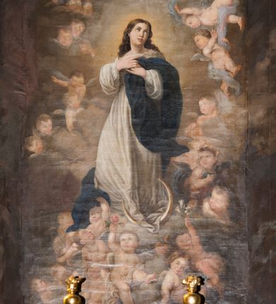 Zdjęcie nr 3: Nastawa ołtarzowa jednoosiowa, jednokondygnacyjna ze zwieńczeniem, ustawiona na wysokim dwustrefowym cokole, zryzalitowanym na zewnetrznych krawędziach. Ołtarz prostopadłościenny z kamienną mensą. Antepedium drewniane, dekorowane na wybrzuszeniu trzema płycinami z rytą wicią roślinną i monogramem IHS. Tabernakulum w kształcie kapliczki na cokole w formie prostopadłościanu; ścianka frontowa ujęta półfilarami dźwigającymi gzyms opasujący go z trzech stron, na froncie przyjmujący kształt łuku segmentowego, spiętego ustawionymi przeciwstawnie wolutami. Trzony półfilarów dekorowane owocowo-roślinnymi zwisami, pole środkowe skręconymi liśćmi akantu w układzie lustrzanym. Na nim nastawa w formie półokrągłej ścianki dekorowanej płyciną w kształcie stojącego prostokąta zamkniętego łukiem pełnym zdobionym kielichem z unoszącą się ponad nim hostią w otoczeniu promieni. Drzwiczki ujęte skręconymi kolumnami dźwigającymi pełne belkowanie wyłamane na ich osiach i wyniesione w łuk na polem centralnym. Na środku fryzu uskrzydlona główka anielska. Na wyłamanych częściach belkowania wazony płomieniste. Nastawa ołtarzowa ujęta parą kolumn o kapitelach kompozytowych dźwigających fragmenty belkowania o silnie wysuniętym gzymsie, połączone architrawem przyjmującym nad polem środkowym kształt łuku pełnego. Pole środkowe niemal w całości wypełnia nisza ujęta ramą w formie stojącego prostokąta wyłamanego prostokątnie w partii górnego boku, wypełniona obrazem św. Rodziny wymiennie z wizerunkiem Matki Boskiej Niepokalanie Poczętej. Zwieńczenie na zwężającej się łukowato podstawie w formie przyczółka przerwanego pośrodku cokołem z krzyżem. Cokół w górnej strefie dekorowany płycinami, w partii ryzalitów wypełnionymi akantem mięsistym i uskrzydloną główką anielską na froncie. Rama obrazu w polu środkowym dekorowana wstęgą i liśćmi; w prostokątnym polu nad obrazem płaskorzeźbione obłoki z rzeźbą Gołębicy Ducha Świętego w glorii; powyżej w polu łuku półpostać Boga Ojca z rozłożonymi na boki rękami. Kondygnacja ujęta uszakami utworzonymi z silnie skręcanego mięsistego akantu, zwiniętego w woluty oraz guzy. Krawędzie podstawy zwieńczenia oraz gzyms przyczółka dekorowane liśćmi akantu. Struktura polichromowana w kolorze kremowym; ornamentyka, profile i kolumny złocone i srebrzone.