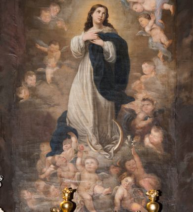 Zdjęcie nr 16: Nastawa ołtarzowa jednoosiowa, jednokondygnacyjna ze zwieńczeniem, ustawiona na wysokim dwustrefowym cokole, zryzalitowanym na zewnetrznych krawędziach. Ołtarz prostopadłościenny z kamienną mensą. Antepedium drewniane, dekorowane na wybrzuszeniu trzema płycinami z rytą wicią roślinną i monogramem IHS. Tabernakulum w kształcie kapliczki na cokole w formie prostopadłościanu; ścianka frontowa ujęta półfilarami dźwigającymi gzyms opasujący go z trzech stron, na froncie przyjmujący kształt łuku segmentowego, spiętego ustawionymi przeciwstawnie wolutami. Trzony półfilarów dekorowane owocowo-roślinnymi zwisami, pole środkowe skręconymi liśćmi akantu w układzie lustrzanym. Na nim nastawa w formie półokrągłej ścianki dekorowanej płyciną w kształcie stojącego prostokąta zamkniętego łukiem pełnym zdobionym kielichem z unoszącą się ponad nim hostią w otoczeniu promieni. Drzwiczki ujęte skręconymi kolumnami dźwigającymi pełne belkowanie wyłamane na ich osiach i wyniesione w łuk na polem centralnym. Na środku fryzu uskrzydlona główka anielska. Na wyłamanych częściach belkowania wazony płomieniste. Nastawa ołtarzowa ujęta parą kolumn o kapitelach kompozytowych dźwigających fragmenty belkowania o silnie wysuniętym gzymsie, połączone architrawem przyjmującym nad polem środkowym kształt łuku pełnego. Pole środkowe niemal w całości wypełnia nisza ujęta ramą w formie stojącego prostokąta wyłamanego prostokątnie w partii górnego boku, wypełniona obrazem św. Rodziny wymiennie z wizerunkiem Matki Boskiej Niepokalanie Poczętej. Zwieńczenie na zwężającej się łukowato podstawie w formie przyczółka przerwanego pośrodku cokołem z krzyżem. Cokół w górnej strefie dekorowany płycinami, w partii ryzalitów wypełnionymi akantem mięsistym i uskrzydloną główką anielską na froncie. Rama obrazu w polu środkowym dekorowana wstęgą i liśćmi; w prostokątnym polu nad obrazem płaskorzeźbione obłoki z rzeźbą Gołębicy Ducha Świętego w glorii; powyżej w polu łuku półpostać Boga Ojca z rozłożonymi na boki rękami. Kondygnacja ujęta uszakami utworzonymi z silnie skręcanego mięsistego akantu, zwiniętego w woluty oraz guzy. Krawędzie podstawy zwieńczenia oraz gzyms przyczółka dekorowane liśćmi akantu. Struktura polichromowana w kolorze kremowym; ornamentyka, profile i kolumny złocone i srebrzone.