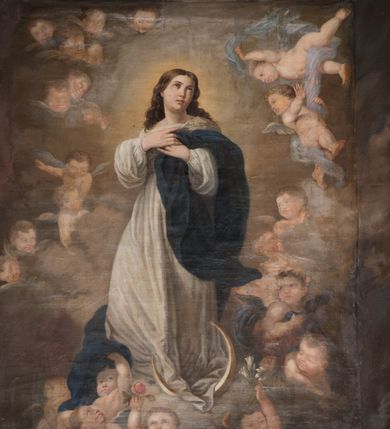 Zdjęcie nr 4: Nastawa ołtarzowa jednoosiowa, jednokondygnacyjna ze zwieńczeniem, ustawiona na wysokim dwustrefowym cokole, zryzalitowanym na zewnetrznych krawędziach. Ołtarz prostopadłościenny z kamienną mensą. Antepedium drewniane, dekorowane na wybrzuszeniu trzema płycinami z rytą wicią roślinną i monogramem IHS. Tabernakulum w kształcie kapliczki na cokole w formie prostopadłościanu; ścianka frontowa ujęta półfilarami dźwigającymi gzyms opasujący go z trzech stron, na froncie przyjmujący kształt łuku segmentowego, spiętego ustawionymi przeciwstawnie wolutami. Trzony półfilarów dekorowane owocowo-roślinnymi zwisami, pole środkowe skręconymi liśćmi akantu w układzie lustrzanym. Na nim nastawa w formie półokrągłej ścianki dekorowanej płyciną w kształcie stojącego prostokąta zamkniętego łukiem pełnym zdobionym kielichem z unoszącą się ponad nim hostią w otoczeniu promieni. Drzwiczki ujęte skręconymi kolumnami dźwigającymi pełne belkowanie wyłamane na ich osiach i wyniesione w łuk na polem centralnym. Na środku fryzu uskrzydlona główka anielska. Na wyłamanych częściach belkowania wazony płomieniste. Nastawa ołtarzowa ujęta parą kolumn o kapitelach kompozytowych dźwigających fragmenty belkowania o silnie wysuniętym gzymsie, połączone architrawem przyjmującym nad polem środkowym kształt łuku pełnego. Pole środkowe niemal w całości wypełnia nisza ujęta ramą w formie stojącego prostokąta wyłamanego prostokątnie w partii górnego boku, wypełniona obrazem św. Rodziny wymiennie z wizerunkiem Matki Boskiej Niepokalanie Poczętej. Zwieńczenie na zwężającej się łukowato podstawie w formie przyczółka przerwanego pośrodku cokołem z krzyżem. Cokół w górnej strefie dekorowany płycinami, w partii ryzalitów wypełnionymi akantem mięsistym i uskrzydloną główką anielską na froncie. Rama obrazu w polu środkowym dekorowana wstęgą i liśćmi; w prostokątnym polu nad obrazem płaskorzeźbione obłoki z rzeźbą Gołębicy Ducha Świętego w glorii; powyżej w polu łuku półpostać Boga Ojca z rozłożonymi na boki rękami. Kondygnacja ujęta uszakami utworzonymi z silnie skręcanego mięsistego akantu, zwiniętego w woluty oraz guzy. Krawędzie podstawy zwieńczenia oraz gzyms przyczółka dekorowane liśćmi akantu. Struktura polichromowana w kolorze kremowym; ornamentyka, profile i kolumny złocone i srebrzone.