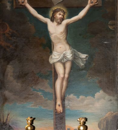 Zdjęcie nr 7: Nastawa ołtarzowa jednoosiowa, jednokondygnacyjna ze zwieńczeniem, ustawiona na wysokim dwustrefowym cokole, zryzalitowanym na zewnetrznych krawędziach. Ołtarz prostopadłościenny z kamienną mensą. Antepedium drewniane, dekorowane na wybrzuszeniu trzema płycinami z rytą wicią roślinną i monogramem IHS. Tabernakulum w kształcie kapliczki na cokole w formie prostopadłościanu; ścianka frontowa ujęta półfilarami dźwigającymi gzyms opasujący go z trzech stron, na froncie przyjmujący kształt łuku segmentowego, spiętego ustawionymi przeciwstawnie wolutami. Trzony półfilarów dekorowane owocowo-roślinnymi zwisami, pole środkowe skręconymi liśćmi akantu w układzie lustrzanym. Na nim nastawa w formie półokrągłej ścianki dekorowanej płyciną w kształcie stojącego prostokąta zamkniętego łukiem pełnym zdobionym kielichem z unoszącą się ponad nim hostią w otoczeniu promieni. Drzwiczki ujęte skręconymi kolumnami dźwigającymi pełne belkowanie wyłamane na ich osiach i wyniesione w łuk na polem centralnym. Na środku fryzu uskrzydlona główka anielska. Na wyłamanych częściach belkowania wazony płomieniste. Nastawa ołtarzowa ujęta parą kolumn o kapitelach kompozytowych dźwigających fragmenty belkowania o silnie wysuniętym gzymsie, połączone architrawem przyjmującym nad polem środkowym kształt łuku pełnego. Pole środkowe niemal w całości wypełnia nisza ujęta ramą w formie stojącego prostokąta wyłamanego prostokątnie w partii górnego boku, wypełniona obrazem św. Rodziny wymiennie z wizerunkiem Matki Boskiej Niepokalanie Poczętej. Zwieńczenie na zwężającej się łukowato podstawie w formie przyczółka przerwanego pośrodku cokołem z krzyżem. Cokół w górnej strefie dekorowany płycinami, w partii ryzalitów wypełnionymi akantem mięsistym i uskrzydloną główką anielską na froncie. Rama obrazu w polu środkowym dekorowana wstęgą i liśćmi; w prostokątnym polu nad obrazem płaskorzeźbione obłoki z rzeźbą Gołębicy Ducha Świętego w glorii; powyżej w polu łuku półpostać Boga Ojca z rozłożonymi na boki rękami. Kondygnacja ujęta uszakami utworzonymi z silnie skręcanego mięsistego akantu, zwiniętego w woluty oraz guzy. Krawędzie podstawy zwieńczenia oraz gzyms przyczółka dekorowane liśćmi akantu. Struktura polichromowana w kolorze kremowym; ornamentyka, profile i kolumny złocone i srebrzone.