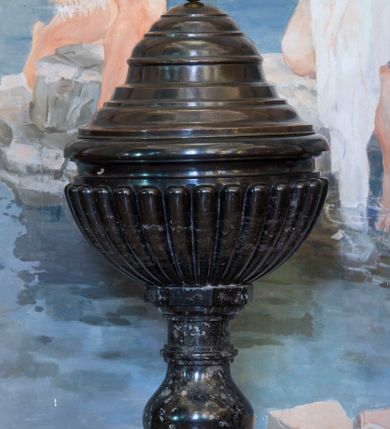 Zdjęcie nr 1: Chrzcielnica wkomponowana w wysoką i szeroką niszę w północnej ścianie pierwszego przęsła prezbiterium, ujętą wykonanymi z drewna cokołami i kanelowanymi półkolumnami o kompozytowych kapitelach z impostami, między którymi profilowana arkada z Okiem Opatrzności w kluczu. Nisza pokryta polichromią ukazującą Chrzest Chrystusa w Jordanie. Podstawa na rzucie ośmioboku, profilowana i fazowana w górnej części. Założony na rzucie ośmioboku cokół stanowi podstawę trzonu na rzucie koła, o części środkowej w typie gruszkowatym, zwieńczonego ośmioboczną płytą podpierającą rozłożystą czarę o powierzchni imitującej puklowanie. Czarę wieńczy pokrywa w kształcie dzwonu o gęsto profilowanej powierzchni, zwieńczonego kulą z krzyżem. Na dwóch bokach cokołu chrzcielnicy inskrypcja „FR(ANCISZEK) TUMIDALSKI / majst(er) kamien(iarski) / DĘBNIK KRZESZOWICE / 1900”. 
