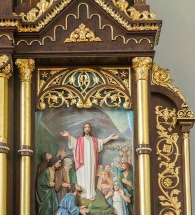 Zdjęcie nr 5: Przyścienny trójosiowy, jednokondygnacyjny ołtarz architektoniczny ustawiono na dwustopniowym podeście. Stipes ołtarzowy flankowany przez dwie złocone kolumienki wspierające mensę, ozdobiono trzema płycinami zamkniętymi łukiem odcinkowym. Pola skrajne płycin wypełnia romboidalny czworobok wpisany w owal. Jego wnętrze dekoruje ornamentyka geometryczno-roślinna. Pole środkowe ozdobiono kwadratem wpisanym w owal, w środku którego umieszczono krzyż równoramienny w promienistym otoku. Na mensie ustawiono czworoboczne tabernakulum zwieńczone baldachimem. Front tabernakulum flankują dwie, smukłe, złocone kolumienki o korynckich kapitelach podtrzymujące spłaszczony łuk odcinkowy. Srebrzone półokrągłe drzwiczki wpisano w prostokątne obramienie dekorowane w narożach złoconymi rozetkami. Na drzwiczkach umieszczono chrystogram "IHS" ponad kłosami i winnym gronem. Baldachim tabernakulum uzyskał formę ażurowej, czworobocznej kapliczki o półkoliście zamkniętych, prostokątnych ściankach z wpisanym w górnej części trójliściem. W jej narożach umieszczono kolumienki na wysokich postumentach z kapitelami kostkowymi. Trójosiowe retabulum wsparto na wysokim postumencie, flankowanym przez nieznacznie wysunięte smukłe podpory, dekorowane od frontu płaskorzeźbionym ornamentem roślinnym. Na nich wspierają się skrajne kolumienki, zamykające partię cokołową nastawy. Artykułują je dwie edikule w skrajnych osiach zamknięte łukiem odcinkowym, ozdobionym płaskorzeźbionym ornamentem roślinnym. Wnętrze edikul wypełnia złocona kratownica z polami zdobionymi motywem stylizowanego krzyżyka. Ponad nimi widoczny jest fryz arkadkowy. Na osi środkowej umieszczono prostokątną, półkoliście zamknietą wnękę o konsze dekorowanej stylizowanymi kasetonami. W niej ustawiono stojacą figurę Najświętszego Serca Pana Jezusa. Wnękę flankują dwie złocone kolumny o kapitelach kostkowych i trzonach zdobionych pierścieniami. Podtrzymują one nadbudowę ze zwieńczeniem zakończonym latarnią. Nadbudowę u góry zamknięto nadwieszonym łukiem odcinkowym. Po bokach flankują ją dwie złocone kolumienki o korynckich kapitelach. Pomiędzy kolumnami widoczny jest fryz arkadowy z umieszczoną na środku złoconą rozetą. Łuk w górnej partii udekorowano złoconą koronką oraz znajdującymi się po bokach dwiema, wielobocznymi sterczynami. Zwieńczenie uzyskało kształt płaskiej kapliczki o dwuspadowym dachu z prostokątnym, półkoliście zamkniętym polem środkowym flankowanym parą kolumienek. Pole dekorowane arkaturą wypełnia obraz "Powrót syna Marnotrawnego". Na dachu kapliczki ustawiono na osi ażurową latarnię a po jej bokach wieloboczne sterczyny. Ponad skrajnymi edikulami w osiach bocznych w partii cokołowej usytuowano płyciny zamknięte po bokach złoconymi kolumienkami z kapitelami kostkowymi, o trzonach dekorowanych pierścieniami, podtrzymujące trójkątne, nadwieszone przyczółki. Zdobi je złocona koronka oraz motyw fryzu arkadkowego. Nad przyczółkami ustawiono zwieńczenie w formie płaskiej kapliczki o półkoliście zamkniętym, ażurowym wykroju wypełnionym złoconym, ornamentem roślinnym z latarenką. Prostokątne płyciny dekorowane w górnej części stylizowanym maswerkiem zawierają płaskorzeźbione przedstawienia. Z lewej strony wyobrażono Chrystusa jako Dobrego Pasterza, a z prawej cudowne rozmnożenie chleba.             