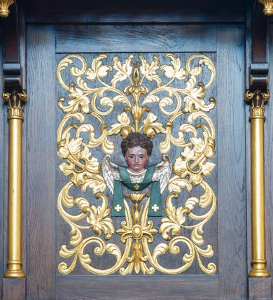 Zdjęcie nr 8: Przyścienny trójosiowy, jednokondygnacyjny ołtarz architektoniczny ustawiono na dwustopniowym podeście. Stipes ołtarzowy flankowany przez dwie złocone kolumienki wspierające mensę, ozdobiono trzema płycinami zamkniętymi łukiem odcinkowym. Pola skrajne płycin wypełnia romboidalny czworobok wpisany w owal. Jego wnętrze dekoruje ornamentyka geometryczno-roślinna. Pole środkowe ozdobiono kwadratem wpisanym w owal, w środku którego umieszczono krzyż równoramienny w promienistym otoku. Na mensie ustawiono czworoboczne tabernakulum zwieńczone baldachimem. Front tabernakulum flankują dwie, smukłe, złocone kolumienki o korynckich kapitelach podtrzymujące spłaszczony łuk odcinkowy. Srebrzone półokrągłe drzwiczki wpisano w prostokątne obramienie dekorowane w narożach złoconymi rozetkami. Na drzwiczkach umieszczono chrystogram "IHS" ponad kłosami i winnym gronem. Baldachim tabernakulum uzyskał formę ażurowej, czworobocznej kapliczki o półkoliście zamkniętych, prostokątnych ściankach z wpisanym w górnej części trójliściem. W jej narożach umieszczono kolumienki na wysokich postumentach z kapitelami kostkowymi. Trójosiowe retabulum wsparto na wysokim postumencie, flankowanym przez nieznacznie wysunięte smukłe podpory, dekorowane od frontu płaskorzeźbionym ornamentem roślinnym. Na nich wspierają się skrajne kolumienki, zamykające partię cokołową nastawy. Artykułują je dwie edikule w skrajnych osiach zamknięte łukiem odcinkowym, ozdobionym płaskorzeźbionym ornamentem roślinnym. Wnętrze edikul wypełnia złocona kratownica z polami zdobionymi motywem stylizowanego krzyżyka. Ponad nimi widoczny jest fryz arkadkowy. Na osi środkowej umieszczono prostokątną, półkoliście zamknietą wnękę o konsze dekorowanej stylizowanymi kasetonami. W niej ustawiono stojacą figurę Najświętszego Serca Pana Jezusa. Wnękę flankują dwie złocone kolumny o kapitelach kostkowych i trzonach zdobionych pierścieniami. Podtrzymują one nadbudowę ze zwieńczeniem zakończonym latarnią. Nadbudowę u góry zamknięto nadwieszonym łukiem odcinkowym. Po bokach flankują ją dwie złocone kolumienki o korynckich kapitelach. Pomiędzy kolumnami widoczny jest fryz arkadowy z umieszczoną na środku złoconą rozetą. Łuk w górnej partii udekorowano złoconą koronką oraz znajdującymi się po bokach dwiema, wielobocznymi sterczynami. Zwieńczenie uzyskało kształt płaskiej kapliczki o dwuspadowym dachu z prostokątnym, półkoliście zamkniętym polem środkowym flankowanym parą kolumienek. Pole dekorowane arkaturą wypełnia obraz "Powrót syna Marnotrawnego". Na dachu kapliczki ustawiono na osi ażurową latarnię a po jej bokach wieloboczne sterczyny. Ponad skrajnymi edikulami w osiach bocznych w partii cokołowej usytuowano płyciny zamknięte po bokach złoconymi kolumienkami z kapitelami kostkowymi, o trzonach dekorowanych pierścieniami, podtrzymujące trójkątne, nadwieszone przyczółki. Zdobi je złocona koronka oraz motyw fryzu arkadkowego. Nad przyczółkami ustawiono zwieńczenie w formie płaskiej kapliczki o półkoliście zamkniętym, ażurowym wykroju wypełnionym złoconym, ornamentem roślinnym z latarenką. Prostokątne płyciny dekorowane w górnej części stylizowanym maswerkiem zawierają płaskorzeźbione przedstawienia. Z lewej strony wyobrażono Chrystusa jako Dobrego Pasterza, a z prawej cudowne rozmnożenie chleba.             