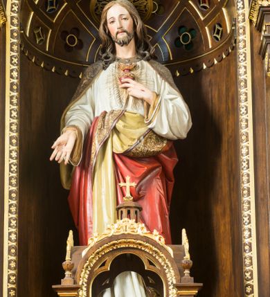 Zdjęcie nr 3: Przyścienny trójosiowy, jednokondygnacyjny ołtarz architektoniczny ustawiono na dwustopniowym podeście. Stipes ołtarzowy flankowany przez dwie złocone kolumienki wspierające mensę, ozdobiono trzema płycinami zamkniętymi łukiem odcinkowym. Pola skrajne płycin wypełnia romboidalny czworobok wpisany w owal. Jego wnętrze dekoruje ornamentyka geometryczno-roślinna. Pole środkowe ozdobiono kwadratem wpisanym w owal, w środku którego umieszczono krzyż równoramienny w promienistym otoku. Na mensie ustawiono czworoboczne tabernakulum zwieńczone baldachimem. Front tabernakulum flankują dwie, smukłe, złocone kolumienki o korynckich kapitelach podtrzymujące spłaszczony łuk odcinkowy. Srebrzone półokrągłe drzwiczki wpisano w prostokątne obramienie dekorowane w narożach złoconymi rozetkami. Na drzwiczkach umieszczono chrystogram "IHS" ponad kłosami i winnym gronem. Baldachim tabernakulum uzyskał formę ażurowej, czworobocznej kapliczki o półkoliście zamkniętych, prostokątnych ściankach z wpisanym w górnej części trójliściem. W jej narożach umieszczono kolumienki na wysokich postumentach z kapitelami kostkowymi. Trójosiowe retabulum wsparto na wysokim postumencie, flankowanym przez nieznacznie wysunięte smukłe podpory, dekorowane od frontu płaskorzeźbionym ornamentem roślinnym. Na nich wspierają się skrajne kolumienki, zamykające partię cokołową nastawy. Artykułują je dwie edikule w skrajnych osiach zamknięte łukiem odcinkowym, ozdobionym płaskorzeźbionym ornamentem roślinnym. Wnętrze edikul wypełnia złocona kratownica z polami zdobionymi motywem stylizowanego krzyżyka. Ponad nimi widoczny jest fryz arkadkowy. Na osi środkowej umieszczono prostokątną, półkoliście zamknietą wnękę o konsze dekorowanej stylizowanymi kasetonami. W niej ustawiono stojacą figurę Najświętszego Serca Pana Jezusa. Wnękę flankują dwie złocone kolumny o kapitelach kostkowych i trzonach zdobionych pierścieniami. Podtrzymują one nadbudowę ze zwieńczeniem zakończonym latarnią. Nadbudowę u góry zamknięto nadwieszonym łukiem odcinkowym. Po bokach flankują ją dwie złocone kolumienki o korynckich kapitelach. Pomiędzy kolumnami widoczny jest fryz arkadowy z umieszczoną na środku złoconą rozetą. Łuk w górnej partii udekorowano złoconą koronką oraz znajdującymi się po bokach dwiema, wielobocznymi sterczynami. Zwieńczenie uzyskało kształt płaskiej kapliczki o dwuspadowym dachu z prostokątnym, półkoliście zamkniętym polem środkowym flankowanym parą kolumienek. Pole dekorowane arkaturą wypełnia obraz "Powrót syna Marnotrawnego". Na dachu kapliczki ustawiono na osi ażurową latarnię a po jej bokach wieloboczne sterczyny. Ponad skrajnymi edikulami w osiach bocznych w partii cokołowej usytuowano płyciny zamknięte po bokach złoconymi kolumienkami z kapitelami kostkowymi, o trzonach dekorowanych pierścieniami, podtrzymujące trójkątne, nadwieszone przyczółki. Zdobi je złocona koronka oraz motyw fryzu arkadkowego. Nad przyczółkami ustawiono zwieńczenie w formie płaskiej kapliczki o półkoliście zamkniętym, ażurowym wykroju wypełnionym złoconym, ornamentem roślinnym z latarenką. Prostokątne płyciny dekorowane w górnej części stylizowanym maswerkiem zawierają płaskorzeźbione przedstawienia. Z lewej strony wyobrażono Chrystusa jako Dobrego Pasterza, a z prawej cudowne rozmnożenie chleba.             