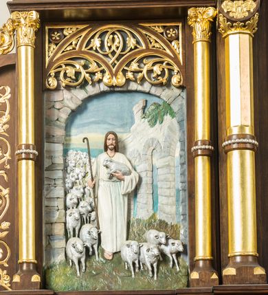 Zdjęcie nr 6: Przyścienny trójosiowy, jednokondygnacyjny ołtarz architektoniczny ustawiono na dwustopniowym podeście. Stipes ołtarzowy flankowany przez dwie złocone kolumienki wspierające mensę, ozdobiono trzema płycinami zamkniętymi łukiem odcinkowym. Pola skrajne płycin wypełnia romboidalny czworobok wpisany w owal. Jego wnętrze dekoruje ornamentyka geometryczno-roślinna. Pole środkowe ozdobiono kwadratem wpisanym w owal, w środku którego umieszczono krzyż równoramienny w promienistym otoku. Na mensie ustawiono czworoboczne tabernakulum zwieńczone baldachimem. Front tabernakulum flankują dwie, smukłe, złocone kolumienki o korynckich kapitelach podtrzymujące spłaszczony łuk odcinkowy. Srebrzone półokrągłe drzwiczki wpisano w prostokątne obramienie dekorowane w narożach złoconymi rozetkami. Na drzwiczkach umieszczono chrystogram "IHS" ponad kłosami i winnym gronem. Baldachim tabernakulum uzyskał formę ażurowej, czworobocznej kapliczki o półkoliście zamkniętych, prostokątnych ściankach z wpisanym w górnej części trójliściem. W jej narożach umieszczono kolumienki na wysokich postumentach z kapitelami kostkowymi. Trójosiowe retabulum wsparto na wysokim postumencie, flankowanym przez nieznacznie wysunięte smukłe podpory, dekorowane od frontu płaskorzeźbionym ornamentem roślinnym. Na nich wspierają się skrajne kolumienki, zamykające partię cokołową nastawy. Artykułują je dwie edikule w skrajnych osiach zamknięte łukiem odcinkowym, ozdobionym płaskorzeźbionym ornamentem roślinnym. Wnętrze edikul wypełnia złocona kratownica z polami zdobionymi motywem stylizowanego krzyżyka. Ponad nimi widoczny jest fryz arkadkowy. Na osi środkowej umieszczono prostokątną, półkoliście zamknietą wnękę o konsze dekorowanej stylizowanymi kasetonami. W niej ustawiono stojacą figurę Najświętszego Serca Pana Jezusa. Wnękę flankują dwie złocone kolumny o kapitelach kostkowych i trzonach zdobionych pierścieniami. Podtrzymują one nadbudowę ze zwieńczeniem zakończonym latarnią. Nadbudowę u góry zamknięto nadwieszonym łukiem odcinkowym. Po bokach flankują ją dwie złocone kolumienki o korynckich kapitelach. Pomiędzy kolumnami widoczny jest fryz arkadowy z umieszczoną na środku złoconą rozetą. Łuk w górnej partii udekorowano złoconą koronką oraz znajdującymi się po bokach dwiema, wielobocznymi sterczynami. Zwieńczenie uzyskało kształt płaskiej kapliczki o dwuspadowym dachu z prostokątnym, półkoliście zamkniętym polem środkowym flankowanym parą kolumienek. Pole dekorowane arkaturą wypełnia obraz "Powrót syna Marnotrawnego". Na dachu kapliczki ustawiono na osi ażurową latarnię a po jej bokach wieloboczne sterczyny. Ponad skrajnymi edikulami w osiach bocznych w partii cokołowej usytuowano płyciny zamknięte po bokach złoconymi kolumienkami z kapitelami kostkowymi, o trzonach dekorowanych pierścieniami, podtrzymujące trójkątne, nadwieszone przyczółki. Zdobi je złocona koronka oraz motyw fryzu arkadkowego. Nad przyczółkami ustawiono zwieńczenie w formie płaskiej kapliczki o półkoliście zamkniętym, ażurowym wykroju wypełnionym złoconym, ornamentem roślinnym z latarenką. Prostokątne płyciny dekorowane w górnej części stylizowanym maswerkiem zawierają płaskorzeźbione przedstawienia. Z lewej strony wyobrażono Chrystusa jako Dobrego Pasterza, a z prawej cudowne rozmnożenie chleba.             