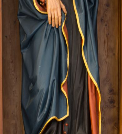 Zdjęcie nr 8: Przyścienną nastawę architektoniczną, trójosiową wykonano z drewna modrzewiowego. Jest to konstrukcja jednokondygnacyjna ze zwieńczeniem, w formie łuku triumfalnego, ustawiona na dwustrefowym cokole. Oś środkową wydzielają dwie pary kolumn o kapitelach kompozytowych i kanelowanych trzonach dźwigających wydłużone imposty. Kolumny wewnętrzne zostały połączone nad polem środkowym fryzem i gzymsem. Z kolei kolumny zewnętrze podtrzymują belkowanie zwieńczenia. Pole środkowe wypełnia nisza w formie stojącego prostokąta zamkniętego łukiem półkolistym z arkaturą z obrazem św. Andrzeja Apostoła. W osiach zewnętrznych usytuowano niższe flankowane parą kanelowanych kolumn z kapitelami kompozytowymi podtrzymujących imposty połączone nad polem fryzem i gzymsem. Nisze uzyskały kształt stojącego prostokąta zamkniętego łukiem półkolistym z arkaturą z figurami św. Wincentego a Paulo i św. Jana Kantego. Ponad niszami na belkowaniu usytuowano cokoły z figurami aniołów trzymających insygnia królewskie. Zwieńczenie uzyskało kształt leżącego prostokąta flankowanego dwiema parami złoconych kolumienek, dźwigających imposty i gzyms nad polem środkowym wyłamanym w trójkąt. Po bokach widoczne są spływy wolutowe. W polu znajduje się rama w formie kwadratu z wpisanym kołem z płaskorzeźbionym przedstawieniem Trójcy Świętej. Cokoły i imposty dekorowane zostały stylizowaną ornamentyką roślinną w postaci zwisów, kampanuli i girland. Struktura nastawy utrzymana jest w kolorze naturalnego drewna, natomiast ornamentyka, detale i profile zostały wyzłocone i wysrebrzone. Z kolei figury i płaskorzeźba w zwieńczeniu uzyskały naturalistyczną polichromię.