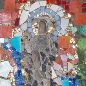 Zdjęcie nr 1: Mozaika w kształcie stojącego prostokąta z umieszczonym centralnie frontalnym przedstawieniem św. Józefa trzymającego w ramionach Dzieciątko Jezus. Józef ukazany całopostaciowo, w pozycji stojącej, na prawym ramieniu podtrzymuje Dzieciątko. Twarz świętego pozbawiona jest szczegółów fizjonomicznych. Wokół jego głowy znajduje się nimb w kolorach białym, szarym, złotym oraz jasnobłękitnym. Postać ubrana jest w ciemnoszare, długie szaty. Dzieciątko ukazane jest w dużym uproszczeniu, z pominięciem szczegółów fizjonomicznych i anatomicznych. Tło przedstawienia stanowi wielobarwna kompozycja z geometrycznych fragmentów ceramiki w różnych odcieniach czerwieni, zieleni, błękitu oraz granatu. 


