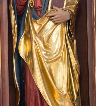 Zdjęcie nr 4: Przyścienną nastawę architektoniczną, trójosiową wykonano z drewna modrzewiowego. Jest to konstrukcja jednokondygnacyjna w formie łuku triumfalnego ze zwieńczeniem, ustawiona na dwustrefowym cokole. Stipes ołtarzowy uzyskał formę leżącego prostopadłościanu flankowanego po bokach spływami wolutowymi. W stipesie od przodu we wnęce pomiędzy dwoma pilastrami podtrzymującymi mensę umieszczono płaskorzeźbę z przedstawieniem Mojżesza wyprowadzającego wodę ze skały. Trzony pilastrów ozdobiono płaskorzeźbionym i złoconym ornamentem roślinnym. Na mensie na osi ustawiono
tabernakulum w formie leżącego prostopadłościanu o ściętych narożach, na niskim cokole, z profilowanym, niewielkim gzymsem, flankowanym na narożach pilastrami. Ścianka frontowa obwiedziona została rzędem złoconych okręgów. Na drzwiczkach umieszczono symbol Opatrzności Bożej od góry ujęte półkolistym łukiem. Oś środkową nastawy wydzielają dwie kolumny o kapitelach kompozytowych i kanelowanych trzonach dźwigających wydłużone imposty. Kolumny zostały połączone nad polem środkowym fryzem i gzymsem. Pole środkowe wypełnia nisza w formie stojącego prostokąta zamkniętego łukiem półkolistym z arkaturą z figurą św. Antoniego  Padwy oraz dwoma obrazami na zasuwach - &quot;Niewiasty idące z Golgoty&quot; oraz &quot;Miłosierdzie Boże&quot;. W osiach zewnętrznych usytuowano niższe flankowane kanelowanymi kolumnami z kapitelami kompozytowymi, podtrzymującymi imposty połączone nad polem fryzem i gzymsem. Nisze uzyskały kształt stojącego prostokąta zamkniętego łukiem półkolistym z arkaturą z figurami apostołów św. Piotra i św. Pawła. Ponad niszami na belkowaniu usytuowano cokoły z figurami stojących aniołów ze złożonymi do modlitwy rękami. Zwieńczenie uzyskało kształt stojącego prostokąta flankowanego dwiema parami złoconych kolumienek, dźwigających imposty i gzyms nad polem środkowym wyłamanym w trójkąt. Po bokach widoczne są spływy wolutowe. Gzyms wieńczy krzyż i dwie złocone wazy. W polu zwieńczenia znajduje się rama w formie prostokąta z wpisanym owalem z obrazem św. Siostry Faustyny Kowalskiej. Ponad ramą widoczny jest chrystogram &quot;IHS&quot;. Cokoły i imposty dekorowane zostały stylizowaną ornamentyką roślinną w postaci zwisów, kampanuli i girland. Struktura nastawy utrzymana jest w kolorze naturalnego drewna, natomiast ornamentyka, detale i profile zostały wyzłocone i wysrebrzone. Z kolei figury uzyskały naturalistyczną polichromię.