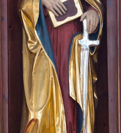 Zdjęcie nr 3: Przyścienną nastawę architektoniczną, trójosiową wykonano z drewna modrzewiowego. Jest to konstrukcja jednokondygnacyjna w formie łuku triumfalnego ze zwieńczeniem, ustawiona na dwustrefowym cokole. Stipes ołtarzowy uzyskał formę leżącego prostopadłościanu flankowanego po bokach spływami wolutowymi. W stipesie od przodu we wnęce pomiędzy dwoma pilastrami podtrzymującymi mensę umieszczono płaskorzeźbę z przedstawieniem Mojżesza wyprowadzającego wodę ze skały. Trzony pilastrów ozdobiono płaskorzeźbionym i złoconym ornamentem roślinnym. Na mensie na osi ustawiono
tabernakulum w formie leżącego prostopadłościanu o ściętych narożach, na niskim cokole, z profilowanym, niewielkim gzymsem, flankowanym na narożach pilastrami. Ścianka frontowa obwiedziona została rzędem złoconych okręgów. Na drzwiczkach umieszczono symbol Opatrzności Bożej od góry ujęte półkolistym łukiem. Oś środkową nastawy wydzielają dwie kolumny o kapitelach kompozytowych i kanelowanych trzonach dźwigających wydłużone imposty. Kolumny zostały połączone nad polem środkowym fryzem i gzymsem. Pole środkowe wypełnia nisza w formie stojącego prostokąta zamkniętego łukiem półkolistym z arkaturą z figurą św. Antoniego  Padwy oraz dwoma obrazami na zasuwach - &quot;Niewiasty idące z Golgoty&quot; oraz &quot;Miłosierdzie Boże&quot;. W osiach zewnętrznych usytuowano niższe flankowane kanelowanymi kolumnami z kapitelami kompozytowymi, podtrzymującymi imposty połączone nad polem fryzem i gzymsem. Nisze uzyskały kształt stojącego prostokąta zamkniętego łukiem półkolistym z arkaturą z figurami apostołów św. Piotra i św. Pawła. Ponad niszami na belkowaniu usytuowano cokoły z figurami stojących aniołów ze złożonymi do modlitwy rękami. Zwieńczenie uzyskało kształt stojącego prostokąta flankowanego dwiema parami złoconych kolumienek, dźwigających imposty i gzyms nad polem środkowym wyłamanym w trójkąt. Po bokach widoczne są spływy wolutowe. Gzyms wieńczy krzyż i dwie złocone wazy. W polu zwieńczenia znajduje się rama w formie prostokąta z wpisanym owalem z obrazem św. Siostry Faustyny Kowalskiej. Ponad ramą widoczny jest chrystogram &quot;IHS&quot;. Cokoły i imposty dekorowane zostały stylizowaną ornamentyką roślinną w postaci zwisów, kampanuli i girland. Struktura nastawy utrzymana jest w kolorze naturalnego drewna, natomiast ornamentyka, detale i profile zostały wyzłocone i wysrebrzone. Z kolei figury uzyskały naturalistyczną polichromię.