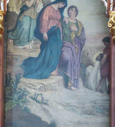 Zdjęcie nr 7: Przyścienną nastawę architektoniczną, trójosiową wykonano z drewna modrzewiowego. Jest to konstrukcja jednokondygnacyjna w formie łuku triumfalnego ze zwieńczeniem, ustawiona na dwustrefowym cokole. Stipes ołtarzowy uzyskał formę leżącego prostopadłościanu flankowanego po bokach spływami wolutowymi. W stipesie od przodu we wnęce pomiędzy dwoma pilastrami podtrzymującymi mensę umieszczono płaskorzeźbę z przedstawieniem Mojżesza wyprowadzającego wodę ze skały. Trzony pilastrów ozdobiono płaskorzeźbionym i złoconym ornamentem roślinnym. Na mensie na osi ustawiono
tabernakulum w formie leżącego prostopadłościanu o ściętych narożach, na niskim cokole, z profilowanym, niewielkim gzymsem, flankowanym na narożach pilastrami. Ścianka frontowa obwiedziona została rzędem złoconych okręgów. Na drzwiczkach umieszczono symbol Opatrzności Bożej od góry ujęte półkolistym łukiem. Oś środkową nastawy wydzielają dwie kolumny o kapitelach kompozytowych i kanelowanych trzonach dźwigających wydłużone imposty. Kolumny zostały połączone nad polem środkowym fryzem i gzymsem. Pole środkowe wypełnia nisza w formie stojącego prostokąta zamkniętego łukiem półkolistym z arkaturą z figurą św. Antoniego  Padwy oraz dwoma obrazami na zasuwach - "Niewiasty idące z Golgoty" oraz "Miłosierdzie Boże". W osiach zewnętrznych usytuowano niższe flankowane kanelowanymi kolumnami z kapitelami kompozytowymi, podtrzymującymi imposty połączone nad polem fryzem i gzymsem. Nisze uzyskały kształt stojącego prostokąta zamkniętego łukiem półkolistym z arkaturą z figurami apostołów św. Piotra i św. Pawła. Ponad niszami na belkowaniu usytuowano cokoły z figurami stojących aniołów ze złożonymi do modlitwy rękami. Zwieńczenie uzyskało kształt stojącego prostokąta flankowanego dwiema parami złoconych kolumienek, dźwigających imposty i gzyms nad polem środkowym wyłamanym w trójkąt. Po bokach widoczne są spływy wolutowe. Gzyms wieńczy krzyż i dwie złocone wazy. W polu zwieńczenia znajduje się rama w formie prostokąta z wpisanym owalem z obrazem św. Siostry Faustyny Kowalskiej. Ponad ramą widoczny jest chrystogram "IHS". Cokoły i imposty dekorowane zostały stylizowaną ornamentyką roślinną w postaci zwisów, kampanuli i girland. Struktura nastawy utrzymana jest w kolorze naturalnego drewna, natomiast ornamentyka, detale i profile zostały wyzłocone i wysrebrzone. Z kolei figury uzyskały naturalistyczną polichromię.