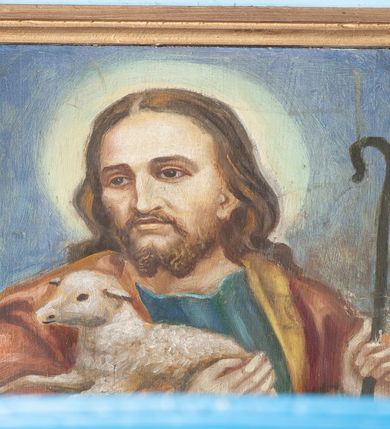 Zdjęcie nr 2: Ambona zawieszona na północnej ścianie prezbiterium, dostępna z zakrystii schodami umieszczonymi w murze. Kosz na rzucie prostokąta, wypukły od frontu, od dołu i od góry ujęty profilowanym gzymsem, boki zdobione prostokątnymi płycinami w profilowanych obramieniach. Podstawa w formie odwróconego spłaszczonego, ściętego stożka o lekko wklęsłych bokach, zwężająca się ku dołowi. Zaplecek w kształcie prostokąta zamkniętego łukiem kotarowym ściętym, flankowany ukośnie dostawioną parą wolut ozdobionych campanulami, zwieńczony odcinkiem profilowanego gzymsu. W polu zaplecka wycięte drzwi z prostokątną płyciną z malowanym przedstawieniem Chrystusa Dobrego Pasterza ukazanego w popiersiu. Płyciny kosza zdobione marmoryzacją w odcieniach brązu i szarości. Całość struktury pokryta jasnoniebieską farbą, profilowane obramienia malowane na ciemnoniebiesko i złocone. 