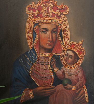 Zdjęcie nr 1: Obraz w kształcie prostokąta w drewnianej malowanej ramie ozdobionej motywami roślinnymi i imitacją kaboszonów. Przedstawienie Matki Boskiej z Dzieciątkiem w typie Hodegetrii, zwane Matka Boska Bocheńska. Maria ukazana w półpostaci, zwrócona en trois quarts w prawo; lewą ręką podtrzymuje Dzieciątko, prawą dłonią wskazuje na nie. Twarz owalna, o ciemnej karnacji, rysach wydobytych światłocieniem; oczy duże, w kształcie migdału; nos duży, długi, prosty; usta niewielkie, pełne. Ubrana w suknię, z długim, wąskim rękawem; drapowaną w równoległe, rurkowate fałdy oraz ciemnoniebieski maforion ze złoconą lamówką, narzucony na głowę i ramiona. Na ramionach i piersi sznury korali i złote łańcuchy; na głowie zamknięta korona z motywów ornamentalnych, z motywem splecionych liter imienia Maria pośrodku. Dzieciątko siedzi na ramieniu Matki, zwrócone en trois quarts w prawo. Lewą ręką przytrzymuje na kolanach kulę; prawą unosi w geście błogosławieństwa. Twarz okrągła, o pełnych policzkach i ciemnej karnacji; oczy niewielkie, prosty nos i pełne usta. Włosy krótkie, brązowe. Ubrane w długą, delikatnie drapowaną różową sukienkę z długimi, wąskimi rękawami, z dekoracyjną lamówką przy szyi. Na głowie zamknięta korona z motywów ornamentalnych, pośrodku z literami IHS z krzyżykiem. Wokół głowy obu postaci nimby z motywami ornamentalnymi i kameryzacją. 
