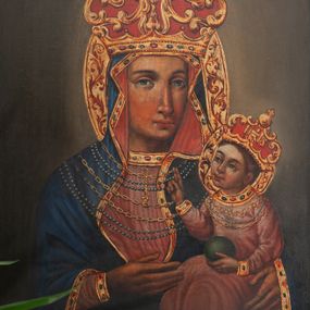 Zdjęcie nr 1: Obraz w kształcie prostokąta w drewnianej malowanej ramie ozdobionej motywami roślinnymi i imitacją kaboszonów. Przedstawienie Matki Boskiej z Dzieciątkiem w typie Hodegetrii, zwane Matka Boska Bocheńska. Maria ukazana w półpostaci, zwrócona en trois quarts w prawo; lewą ręką podtrzymuje Dzieciątko, prawą dłonią wskazuje na nie. Twarz owalna, o ciemnej karnacji, rysach wydobytych światłocieniem; oczy duże, w kształcie migdału; nos duży, długi, prosty; usta niewielkie, pełne. Ubrana w suknię, z długim, wąskim rękawem; drapowaną w równoległe, rurkowate fałdy oraz ciemnoniebieski maforion ze złoconą lamówką, narzucony na głowę i ramiona. Na ramionach i piersi sznury korali i złote łańcuchy; na głowie zamknięta korona z motywów ornamentalnych, z motywem splecionych liter imienia Maria pośrodku. Dzieciątko siedzi na ramieniu Matki, zwrócone en trois quarts w prawo. Lewą ręką przytrzymuje na kolanach kulę; prawą unosi w geście błogosławieństwa. Twarz okrągła, o pełnych policzkach i ciemnej karnacji; oczy niewielkie, prosty nos i pełne usta. Włosy krótkie, brązowe. Ubrane w długą, delikatnie drapowaną różową sukienkę z długimi, wąskimi rękawami, z dekoracyjną lamówką przy szyi. Na głowie zamknięta korona z motywów ornamentalnych, pośrodku z literami IHS z krzyżykiem. Wokół głowy obu postaci nimby z motywami ornamentalnymi i kameryzacją. 