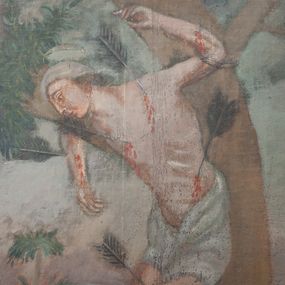 Zdjęcie nr 1: Obraz w kształcie stojącego prostokąta, malowany olejno na desce, w wąskiej drewnianej ramce, z przedstawieniem męczeństwa św. Sebastiana. Święty przedstawiony w całej postaci, zwrócony w prawo, stoi przywiązany do drzewa, oparty biodrami o pień, ze skrzyżowanymi nogami i z rękami wzniesionymi do góry. Ciało nagie, muskularne, o zaburzonych proporcjach; wokół bioder biała draperia przewiązana z przodu. W ciało wbite kilka dużych strzał. Po prawej stronie w głębi duża postać ludzka o ciemnych zwichrzonych włosach. W tle zarys pejzażu.