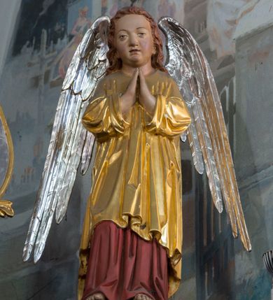 Zdjęcie nr 6: Przyścienną nastawę architektoniczną, trójosiową wykonano z drewna modrzewiowego. Jest to konstrukcja jednokondygnacyjna w formie łuku triumfalnego ze zwieńczeniem, ustawiona na dwustrefowym cokole. Stipes ołtarzowy uzyskał formę leżącego prostopadłościanu flankowanego po bokach spływami wolutowymi. W stipesie od przodu we wnęce pomiędzy dwoma pilastrami podtrzymującymi mensę umieszczono płaskorzeźbę z przedstawieniem odnoszącym się najprawdopodobniej do życia proroka Jonasza. Trzony pilastrów ozdobiono płaskorzeźbionym i złoconym ornamentem roślinnym. Oś środkową nastawy wydzielają dwie kolumny o kapitelach korynckich i kanelowanych trzonach dźwigających wydłużone imposty. Kolumny zostały połączone nad polem środkowym fryzem i gzymsem. Pole środkowe wypełnia nisza w formie stojącego prostokąta zamkniętego łukiem półkolistym z arkaturą z półkoliście zamkniętym obrazem Matki Boskiej Częstochowskiej. Na zasuwie umieszczono obraz św. Franciszka z Asyżu. W osiach zewnętrznych usytuowano niższe flankowane kanelowanymi kolumnami z kapitelami kompozytowymi, podtrzymującymi imposty połączone nad polem fryzem i gzymsem. Nisze uzyskały kształt stojącego prostokąta zamkniętego łukiem półkolistym z arkaturą z figurami św. Wojciecha i św. Stanisława. Ponad niszami na belkowaniu usytuowano cokoły z figurami stojących aniołów ze złożonymi do modlitwy rękami. Zwieńczenie uzyskało kształt stojącego prostokąta flankowanego dwiema parami złoconych kolumienek, dźwigających imposty i gzyms nad polem środkowym wyłamanym w trójkąt. Po bokach widoczne są spływy wolutowe. Gzyms wieńczy krzyż i dwie złocone wazy. W polu zwieńczenia znajduje się rama w formie prostokąta z wpisanym owalem z obrazem św. Bartłomieja Apostoła. Ponad ramą widoczny jest monogram maryjny. Cokoły i imposty dekorowane zostały stylizowaną ornamentyką roślinną w postaci zwisów, kampanuli i girland. Struktura nastawy utrzymana jest w kolorze naturalnego drewna, natomiast ornamentyka, detale i profile zostały wyzłocone i wysrebrzone. Z kolei figury uzyskały naturalistyczną polichromię.