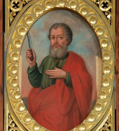 Zdjęcie nr 4: Przyścienną nastawę architektoniczną, trójosiową wykonano z drewna modrzewiowego. Jest to konstrukcja jednokondygnacyjna w formie łuku triumfalnego ze zwieńczeniem, ustawiona na dwustrefowym cokole. Stipes ołtarzowy uzyskał formę leżącego prostopadłościanu flankowanego po bokach spływami wolutowymi. W stipesie od przodu we wnęce pomiędzy dwoma pilastrami podtrzymującymi mensę umieszczono płaskorzeźbę z przedstawieniem odnoszącym się najprawdopodobniej do życia proroka Jonasza. Trzony pilastrów ozdobiono płaskorzeźbionym i złoconym ornamentem roślinnym. Oś środkową nastawy wydzielają dwie kolumny o kapitelach korynckich i kanelowanych trzonach dźwigających wydłużone imposty. Kolumny zostały połączone nad polem środkowym fryzem i gzymsem. Pole środkowe wypełnia nisza w formie stojącego prostokąta zamkniętego łukiem półkolistym z arkaturą z półkoliście zamkniętym obrazem Matki Boskiej Częstochowskiej. Na zasuwie umieszczono obraz św. Franciszka z Asyżu. W osiach zewnętrznych usytuowano niższe flankowane kanelowanymi kolumnami z kapitelami kompozytowymi, podtrzymującymi imposty połączone nad polem fryzem i gzymsem. Nisze uzyskały kształt stojącego prostokąta zamkniętego łukiem półkolistym z arkaturą z figurami św. Wojciecha i św. Stanisława. Ponad niszami na belkowaniu usytuowano cokoły z figurami stojących aniołów ze złożonymi do modlitwy rękami. Zwieńczenie uzyskało kształt stojącego prostokąta flankowanego dwiema parami złoconych kolumienek, dźwigających imposty i gzyms nad polem środkowym wyłamanym w trójkąt. Po bokach widoczne są spływy wolutowe. Gzyms wieńczy krzyż i dwie złocone wazy. W polu zwieńczenia znajduje się rama w formie prostokąta z wpisanym owalem z obrazem św. Bartłomieja Apostoła. Ponad ramą widoczny jest monogram maryjny. Cokoły i imposty dekorowane zostały stylizowaną ornamentyką roślinną w postaci zwisów, kampanuli i girland. Struktura nastawy utrzymana jest w kolorze naturalnego drewna, natomiast ornamentyka, detale i profile zostały wyzłocone i wysrebrzone. Z kolei figury uzyskały naturalistyczną polichromię.