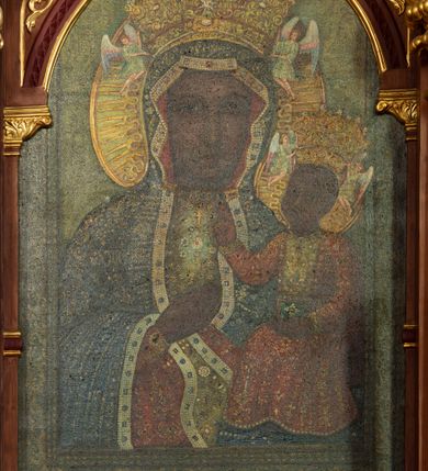 Zdjęcie nr 3: Przyścienną nastawę architektoniczną, trójosiową wykonano z drewna modrzewiowego. Jest to konstrukcja jednokondygnacyjna w formie łuku triumfalnego ze zwieńczeniem, ustawiona na dwustrefowym cokole. Stipes ołtarzowy uzyskał formę leżącego prostopadłościanu flankowanego po bokach spływami wolutowymi. W stipesie od przodu we wnęce pomiędzy dwoma pilastrami podtrzymującymi mensę umieszczono płaskorzeźbę z przedstawieniem odnoszącym się najprawdopodobniej do życia proroka Jonasza. Trzony pilastrów ozdobiono płaskorzeźbionym i złoconym ornamentem roślinnym. Oś środkową nastawy wydzielają dwie kolumny o kapitelach korynckich i kanelowanych trzonach dźwigających wydłużone imposty. Kolumny zostały połączone nad polem środkowym fryzem i gzymsem. Pole środkowe wypełnia nisza w formie stojącego prostokąta zamkniętego łukiem półkolistym z arkaturą z półkoliście zamkniętym obrazem Matki Boskiej Częstochowskiej. Na zasuwie umieszczono obraz św. Franciszka z Asyżu. W osiach zewnętrznych usytuowano niższe flankowane kanelowanymi kolumnami z kapitelami kompozytowymi, podtrzymującymi imposty połączone nad polem fryzem i gzymsem. Nisze uzyskały kształt stojącego prostokąta zamkniętego łukiem półkolistym z arkaturą z figurami św. Wojciecha i św. Stanisława. Ponad niszami na belkowaniu usytuowano cokoły z figurami stojących aniołów ze złożonymi do modlitwy rękami. Zwieńczenie uzyskało kształt stojącego prostokąta flankowanego dwiema parami złoconych kolumienek, dźwigających imposty i gzyms nad polem środkowym wyłamanym w trójkąt. Po bokach widoczne są spływy wolutowe. Gzyms wieńczy krzyż i dwie złocone wazy. W polu zwieńczenia znajduje się rama w formie prostokąta z wpisanym owalem z obrazem św. Bartłomieja Apostoła. Ponad ramą widoczny jest monogram maryjny. Cokoły i imposty dekorowane zostały stylizowaną ornamentyką roślinną w postaci zwisów, kampanuli i girland. Struktura nastawy utrzymana jest w kolorze naturalnego drewna, natomiast ornamentyka, detale i profile zostały wyzłocone i wysrebrzone. Z kolei figury uzyskały naturalistyczną polichromię.