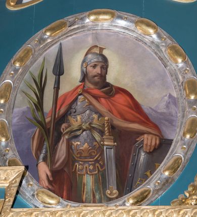 Zdjęcie nr 4: Ołtarz w kaplicy Matki Boskiej Szaflarskiej stanowi przykład przyściennej, architektonicznej, drewnianej nastawy trójosiowej ze zwieńczeniem. Stipes ołtarzowy z drewnianą mensą z kamiennym portatylem uzyskał kształt leżącego prostopadłościanu. Jego przód flankują hermy o trzonach dekorowanych cekinami. W polu zastosowano prostokątną płycinę ujętą kimationem. Na mensie ustawiono prostopadłościenne tabernakulum z wyodrębnionym cokołem i gzymsem koronującym wyłamanym na osi, podtrzymywanym przez dwa pilastry. Krawędzie tabernakulum zdobi imitacja boniowania. Drzwiczki ozdobiono stojącą, prostokątną płyciną, zwieńczoną trójkątnym przyczółkiem. W polu płyciny umieszczono stojący na obłokach płaskorzeźbiony i złocony kielich z hostią otoczoną promieniami. Jednokondygnacyjna nastawa wspiera się na prostokątnej predelli, przechodzącej pod osiami bocznymi w wolutowe konsole. Osie retabulum wydzielone zostały za pomocą skrajnych pilastrów oraz pary kolumn flankujących oś środkową. Podpory dźwigają pełne belkowanie wyłamane na ich osi, przerwane w partii pola środkowego oraz na osiach skrajnych przerwany półokrągły przyczółek. Wewnętrzna para kolumn dźwiga dodatkowo parę konsol podtrzymujących pełne belkowanie wyłamane na ich osi. Zwieńczenie uzyskało formę kwadratu zamkniętego szczytem z krzyżem, ujętego parą kolumienek na cokołach podtrzymujących skrajne woluty. Po zewnętrznych bokach zwieńczenia usytuowano postacie adorujących aniołów. W polu środkowym kondygnacji znalazła się nisza w formie stojącego prostokąta zamkniętego archiwoltą opadającą na belkowanie z konchą wydzieloną przez poziomy gzyms wsparty na dwóch pilastrach. W podniebiu konchy widoczna jest rzeźbiona i srebrzona gołębica Ducha Świętego. W niszy ustawiono figurę Matki Boskiej z Dzieciątkiem stojącą na wysokim czworobocznym postumencie. W osiach bocznych znalazły się nisze zamknięte konchą, u dołu podtrzymywane wspornikiem, z figurami św. Elżbiety Węgierskiej i św. Kazimierza Królewicza. W polu zwieńczenia umieszczono obraz w formie owalu ujęty ramą z przedstawieniem św. Maurycego. Ołtarz w całości pokryty został bogatą i zróżnicowaną dekoracją ornamentalną. Liśćmi akantu ozdobiono cokoły kolumn i wolut podwieszonych pod boczne osie. Kolumny w jednej czwartej wysokości obwiedzione zostały profilowaną listwą wypełnioną rautami. Ich dolne części ozdobiono uskrzydlonymi główkami aniołów z podwieszonymi festonami i girlandami. Z kolei w górnych partiach wykorzystano spiralne wici winnego grona. Dekoracyjnie artykułowano także pilastry, które w jednej czwartej przedzielono profilowanym gzymsem. Ich dolne części szczelnie wypełniono ornamentem okuciowym z rautem w środku, z kolei górne pokryto układającą się swobodnie i symetrycznie wstęgą z kaboszonami. Fryz belkowania wypełniony został wicią roślinną. Pola pomiędzy niszą a belkowaniem ozdobiono uskrzydlonymi główkami aniołów i podwieszonymi pod nimi girlandami. Ponadto uskrzydlone główki aniołów zdobią imposty podstawy zwieńczenia oraz klucz archiwolty ponad niszą główną. Kolumieńki zwieńczenia ozdobione zostały układającą się spiralnie wstęgą. Na dekoracje ornamentalną nastawy składają się również różne zdobienia profilów belkowania i zwieńczenia w postaci kostkowania, wolich oczu oraz pasów utworzonych z liści akantu.
